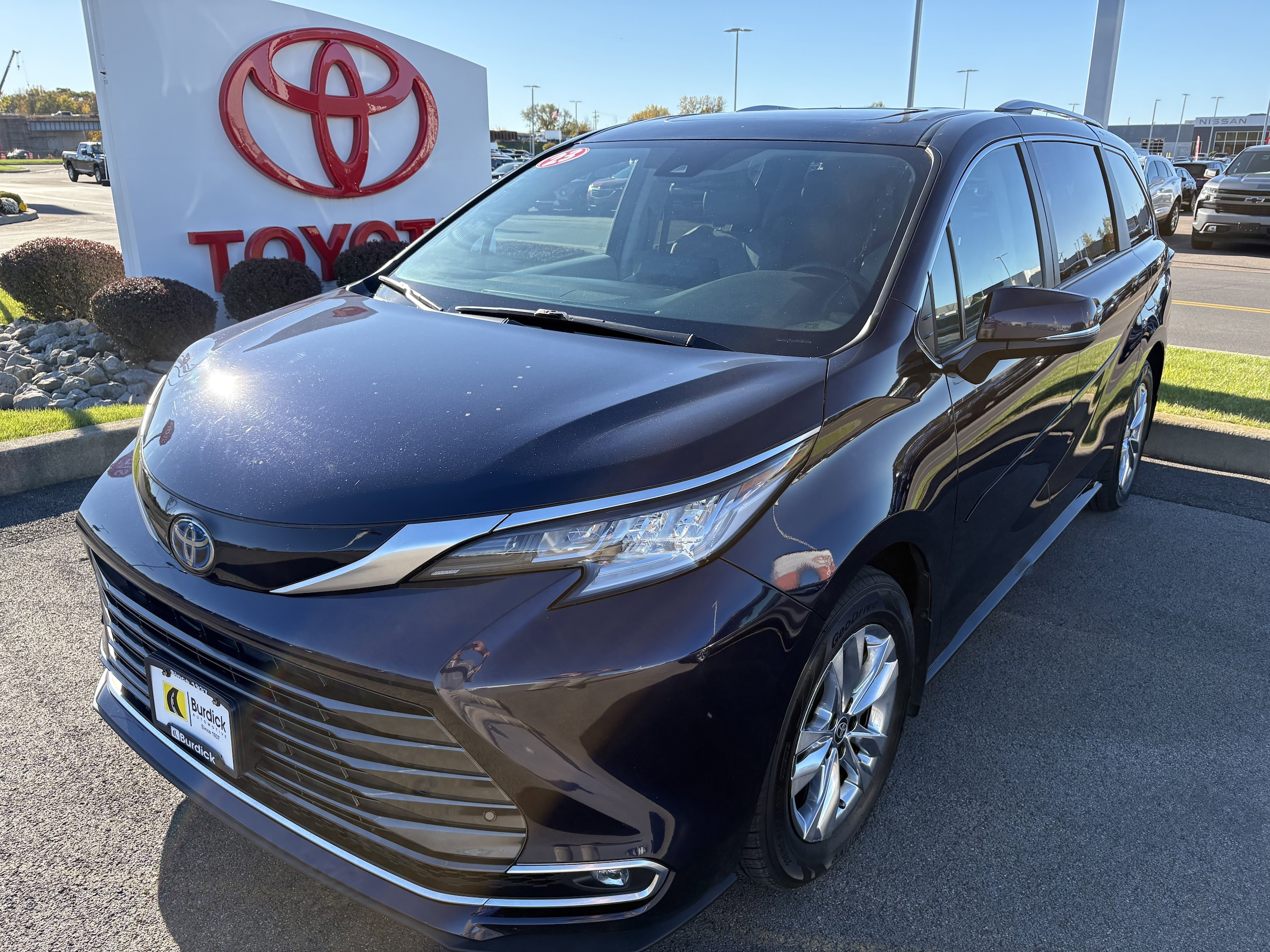 2023 Toyota Sienna Limited's photo