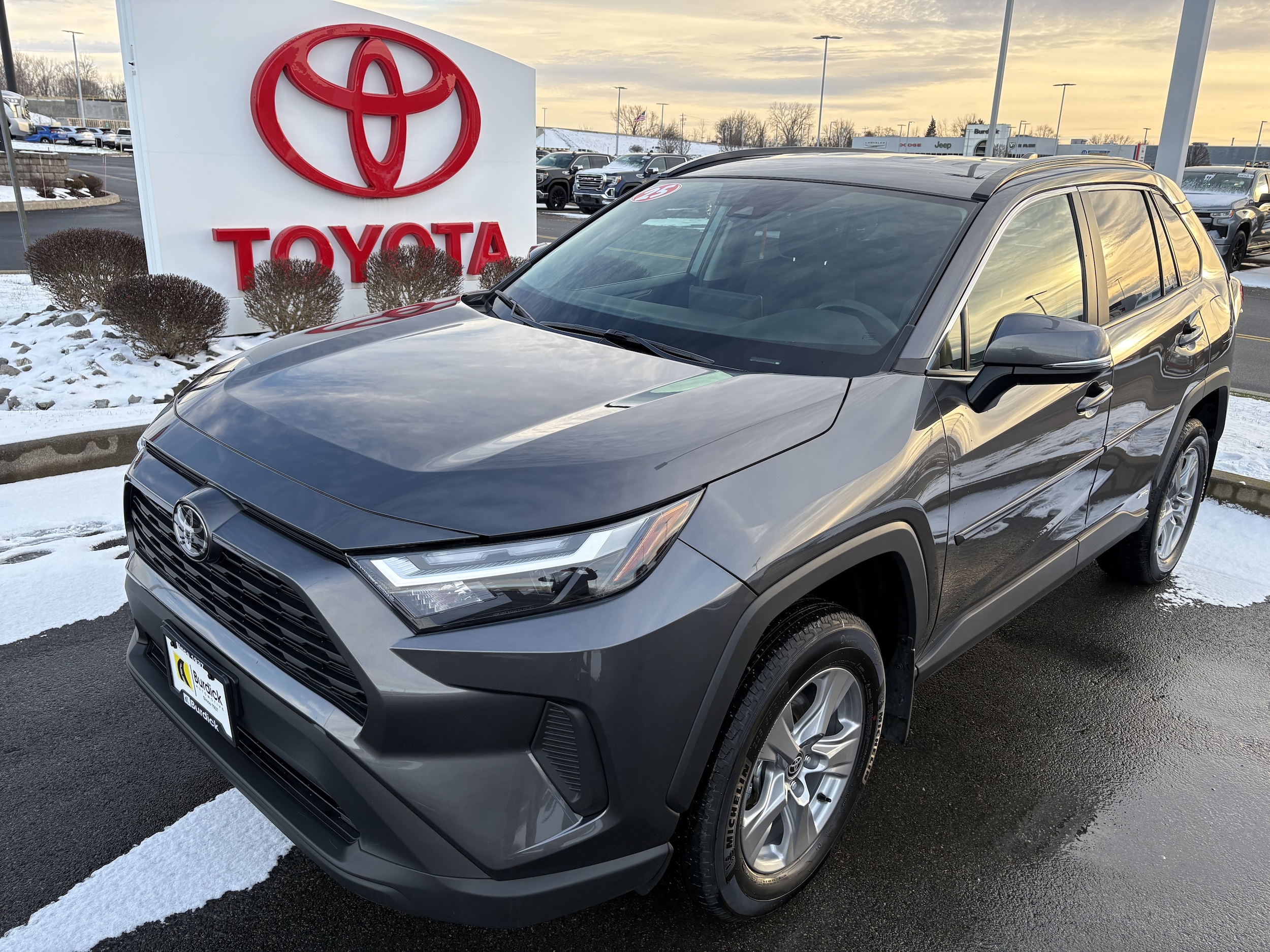 2025 Toyota RAV4 XLE's photo