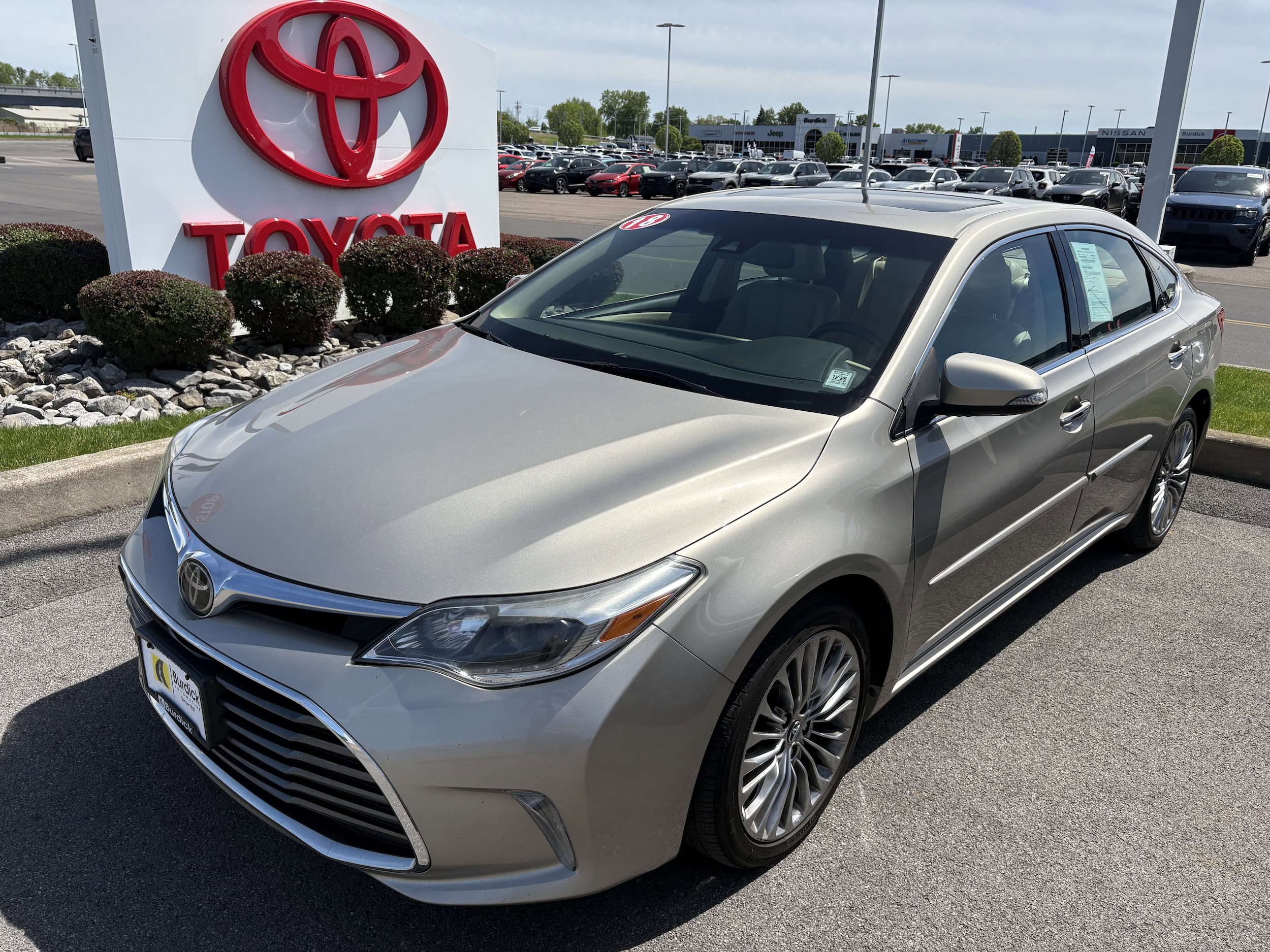 2018 Toyota Avalon Limited's photo
