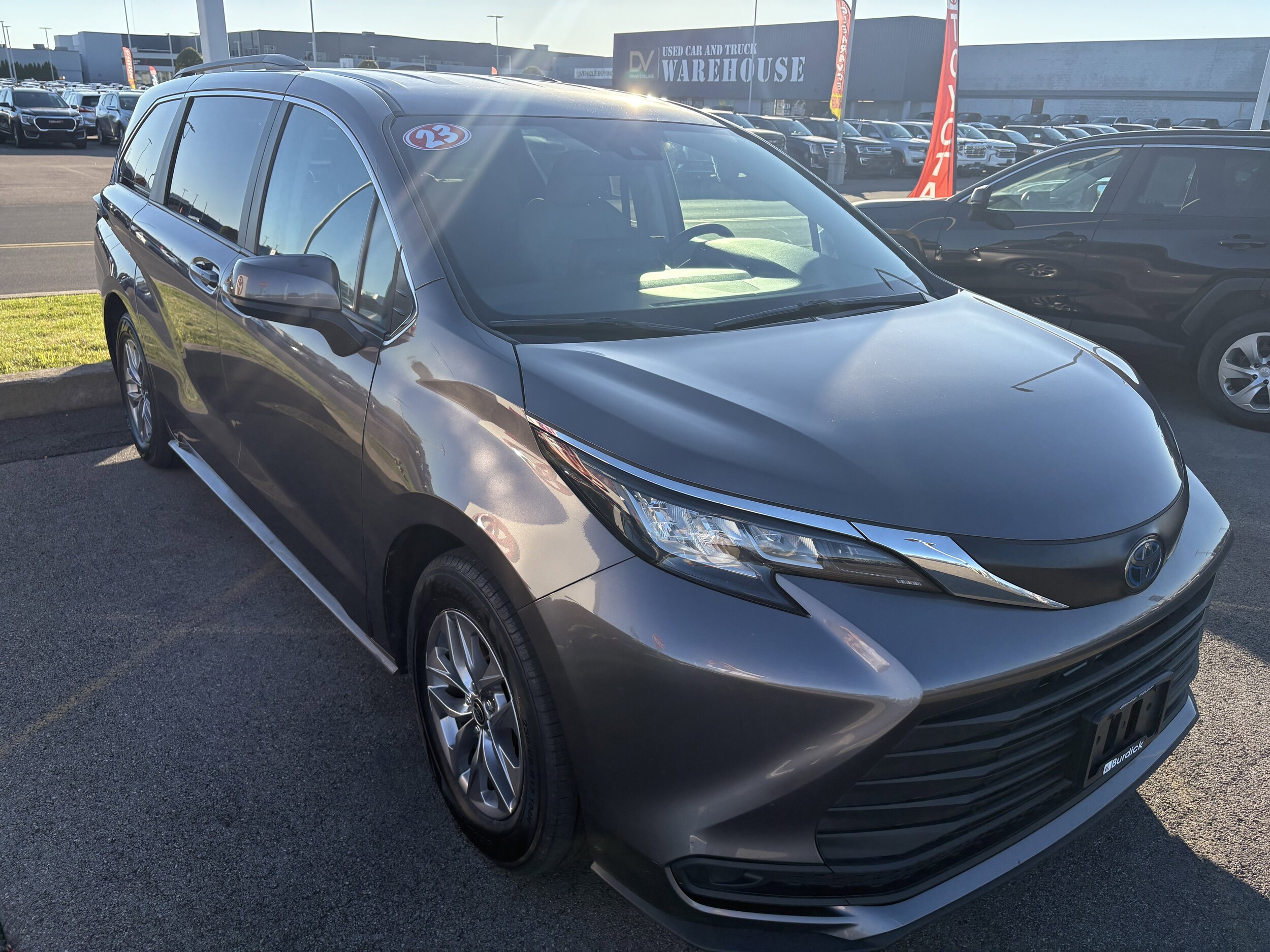 2023 Toyota Sienna LE photo 2