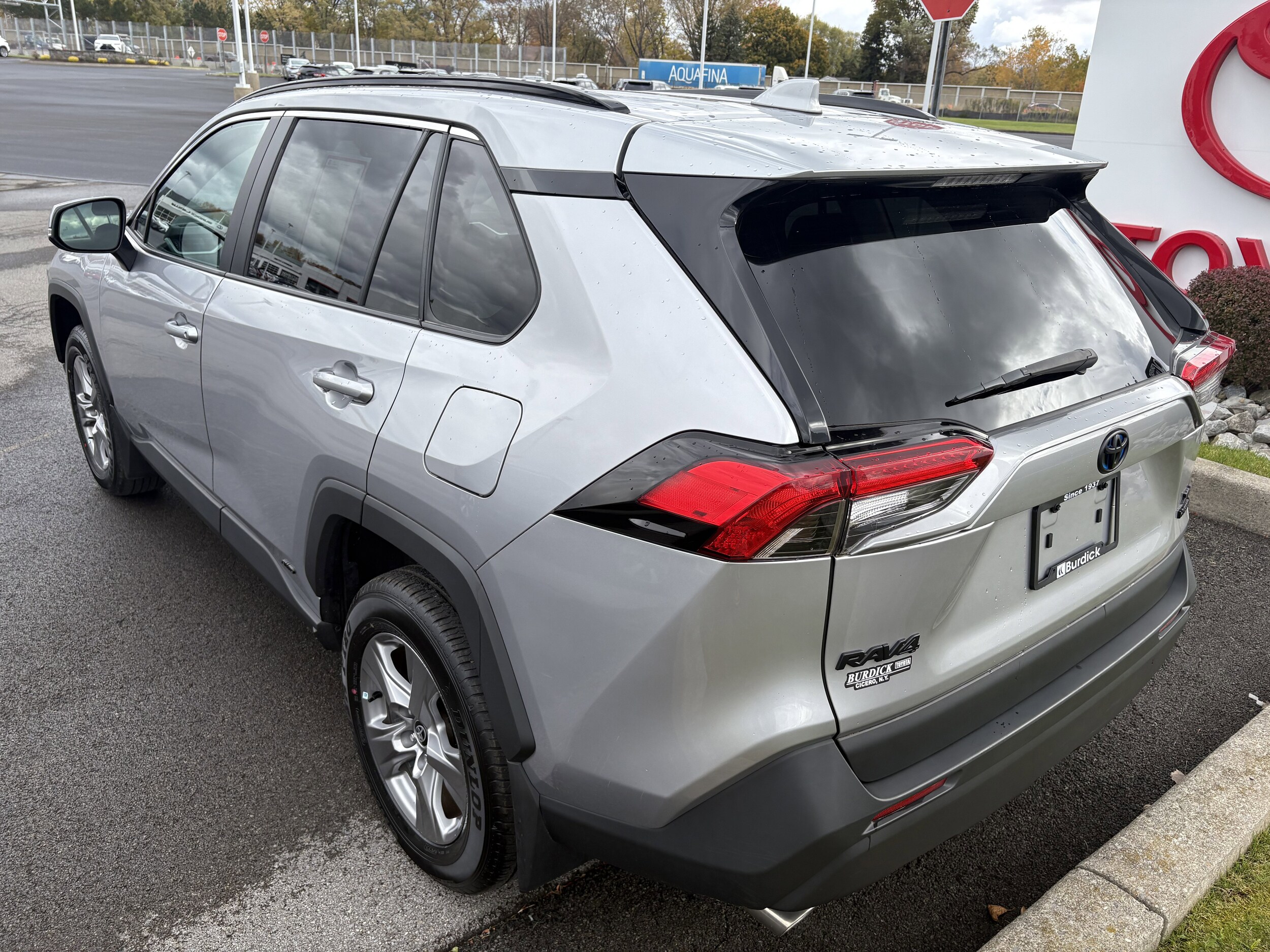 2022 Toyota RAV4 Hybrid XLE photo 3