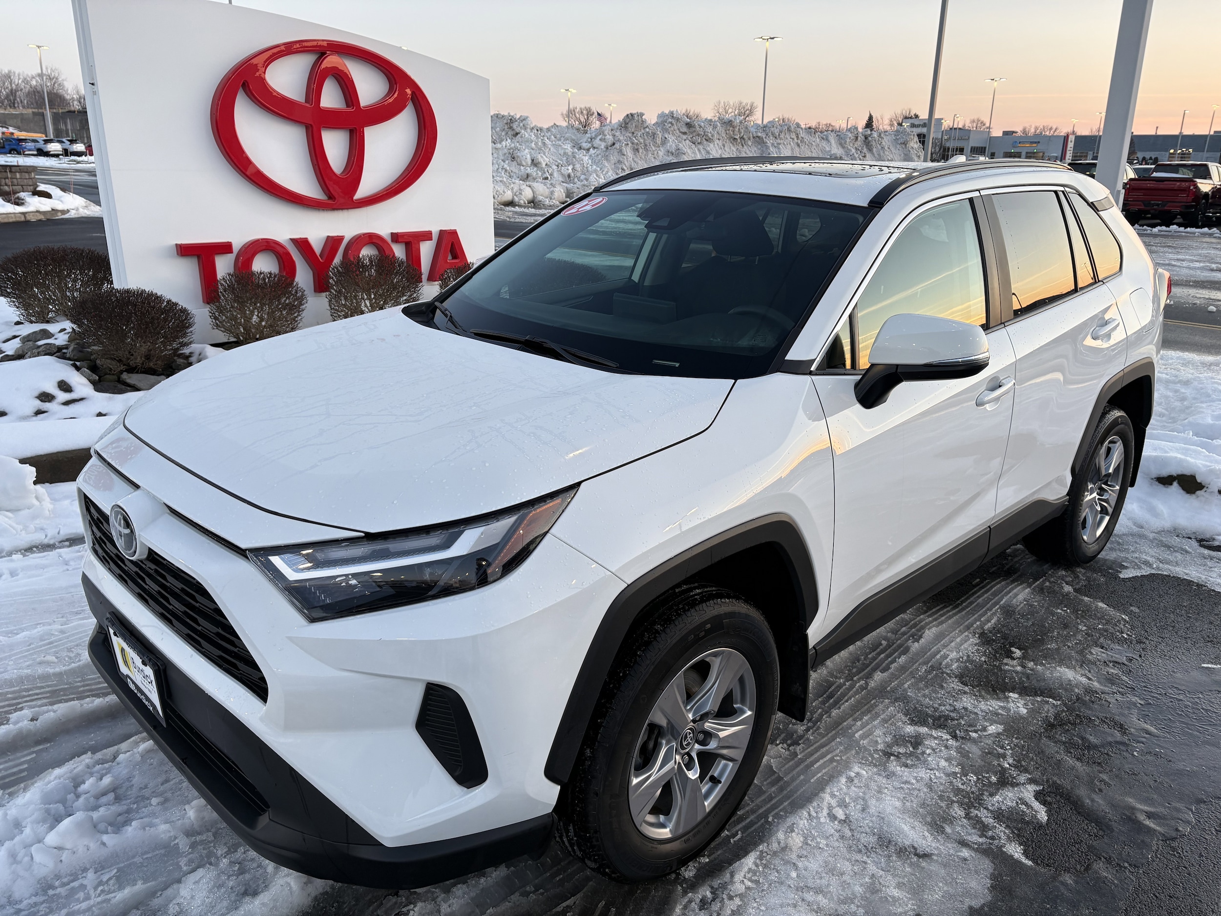 2022 Toyota RAV4 XLE's photo