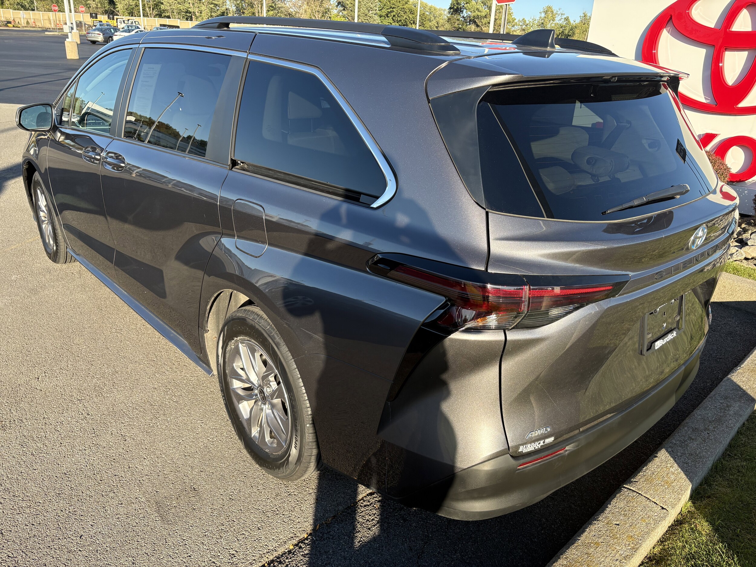 2023 Toyota Sienna LE photo 4