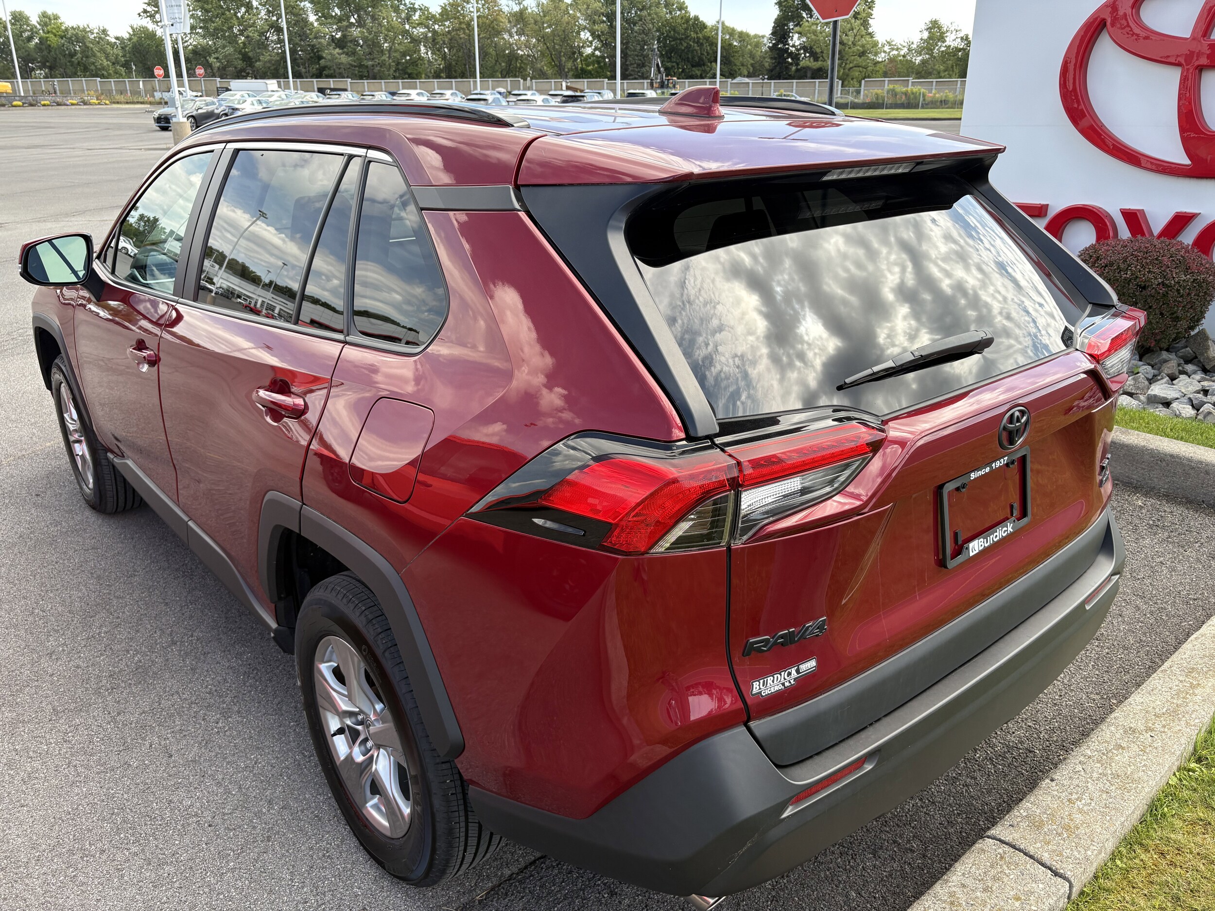 2023 Toyota RAV4 XLE photo 4