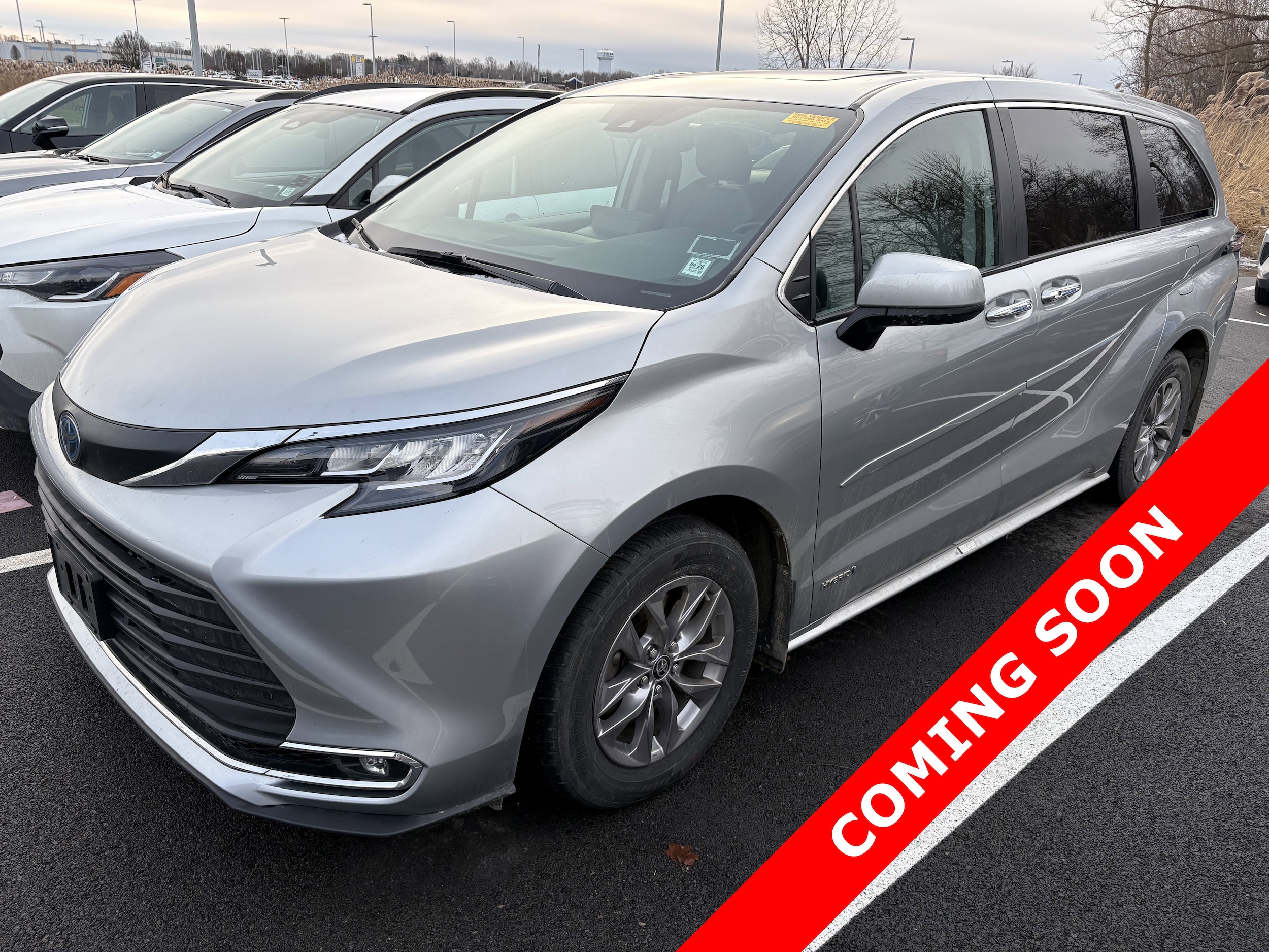 2025 Toyota Sienna LE's photo