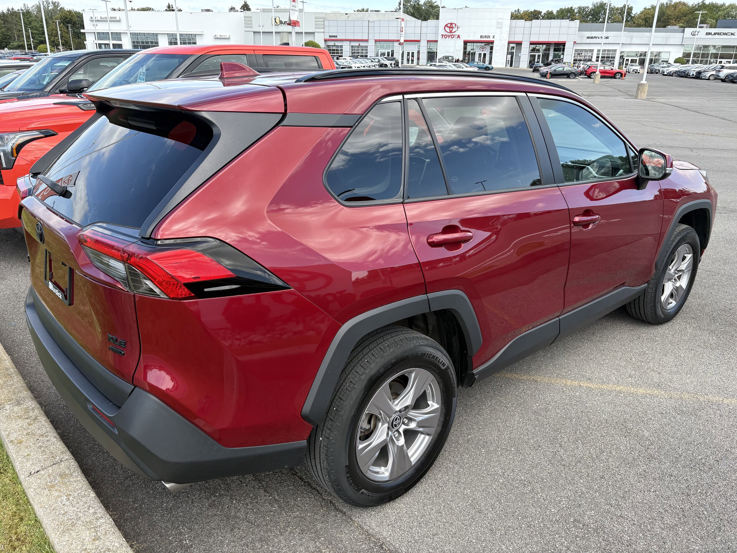 2023 Toyota RAV4 XLE photo 3