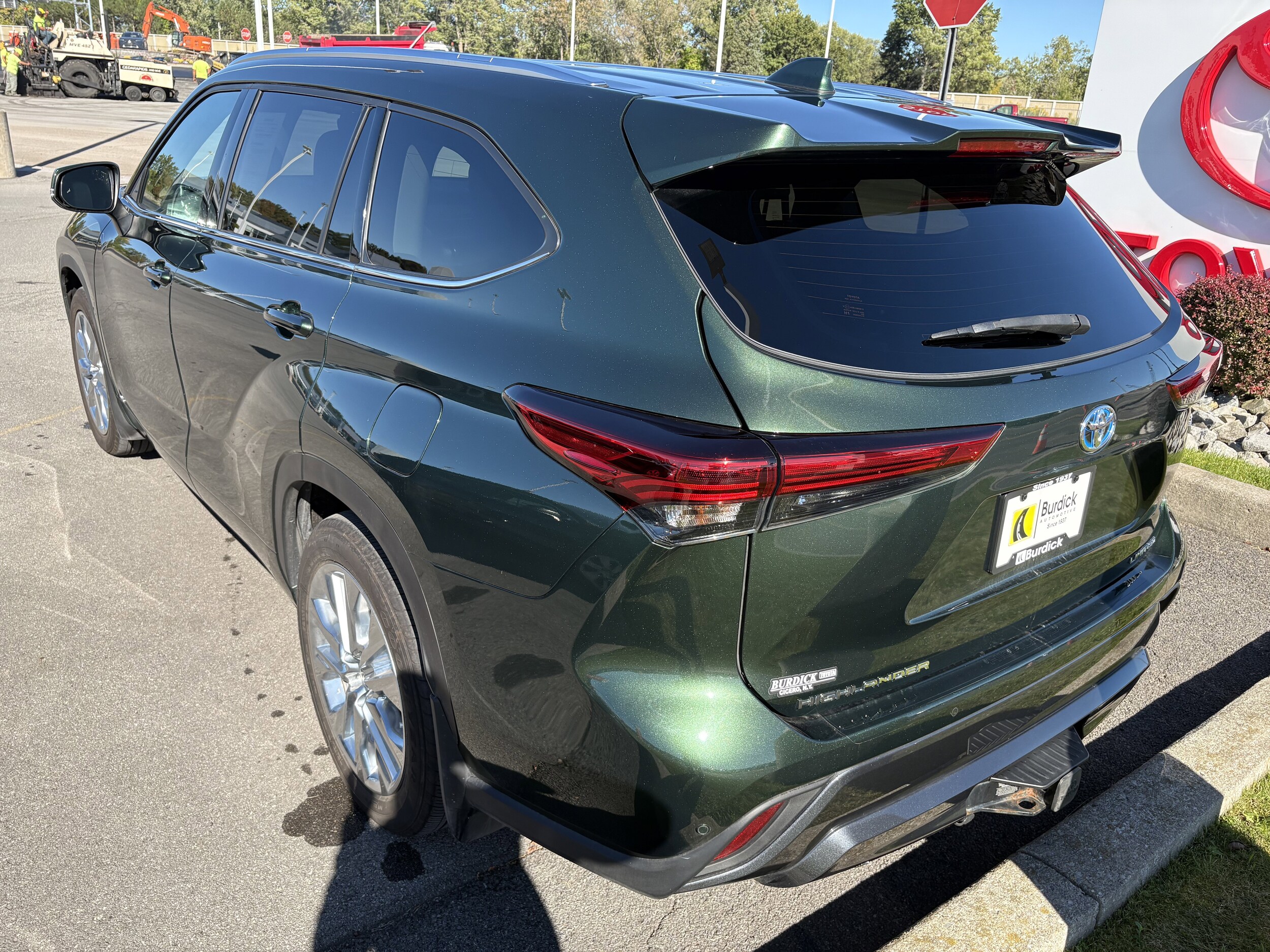 2023 Toyota Highlander Hybrid Limited photo 4