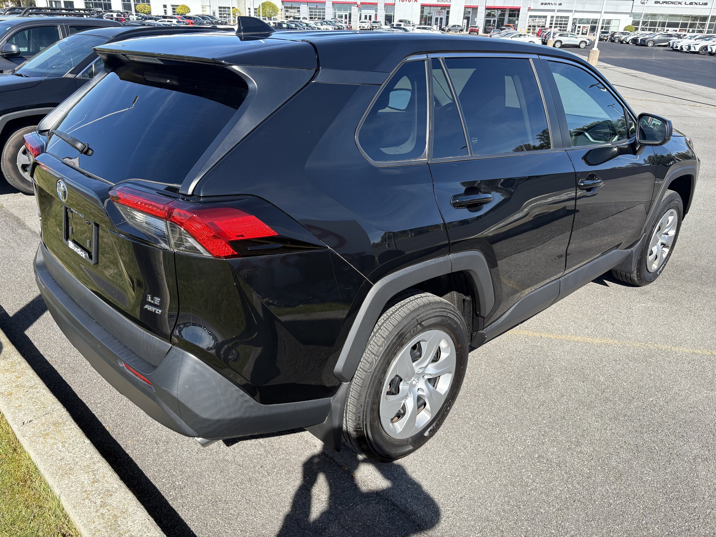 2022 Toyota RAV4 LE photo 2
