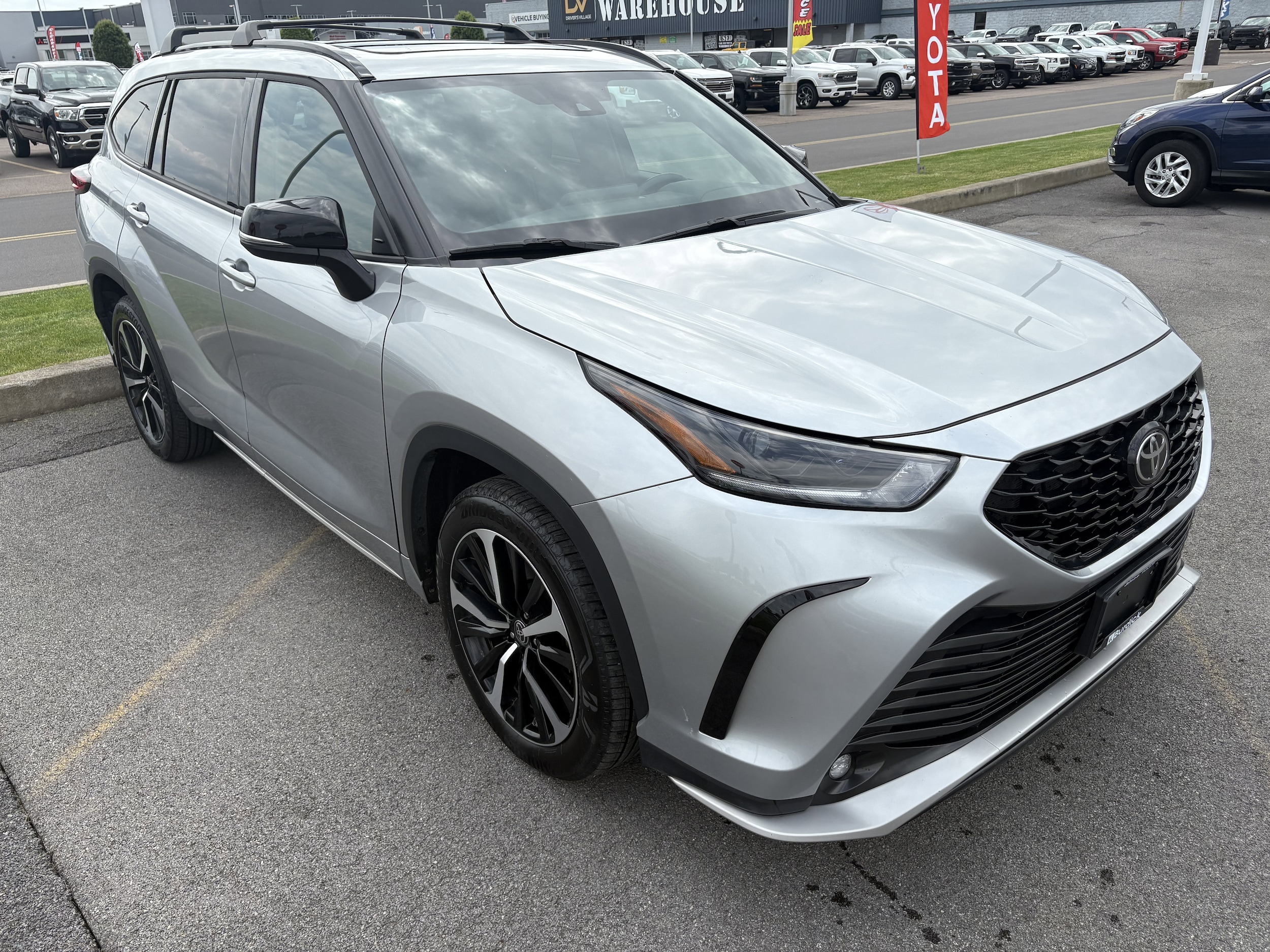 Used 2022 Toyota Highlander XSE with VIN 5TDLZRBH5NS239381 for sale in Cicero, NY