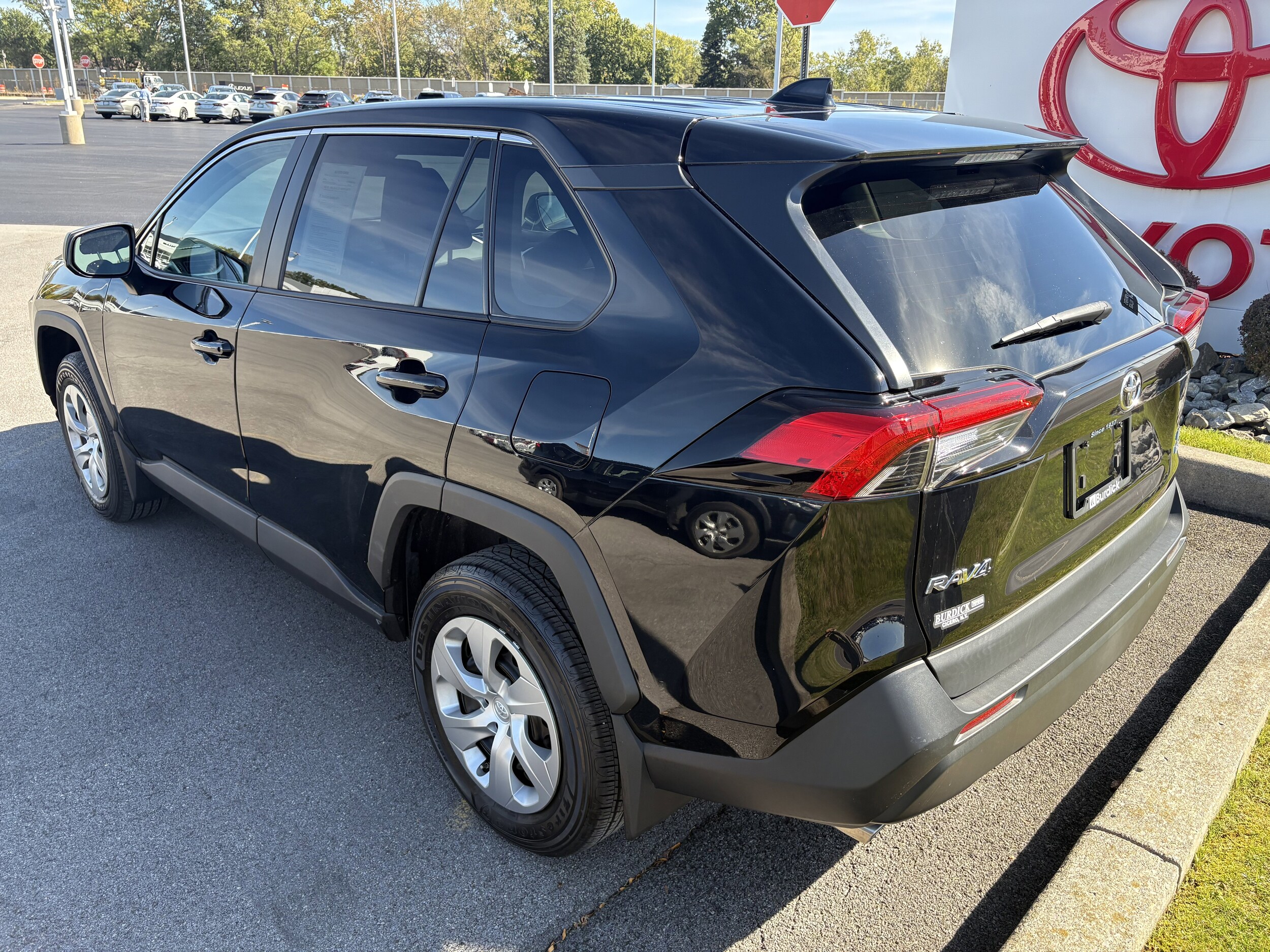 2022 Toyota RAV4 LE photo 3