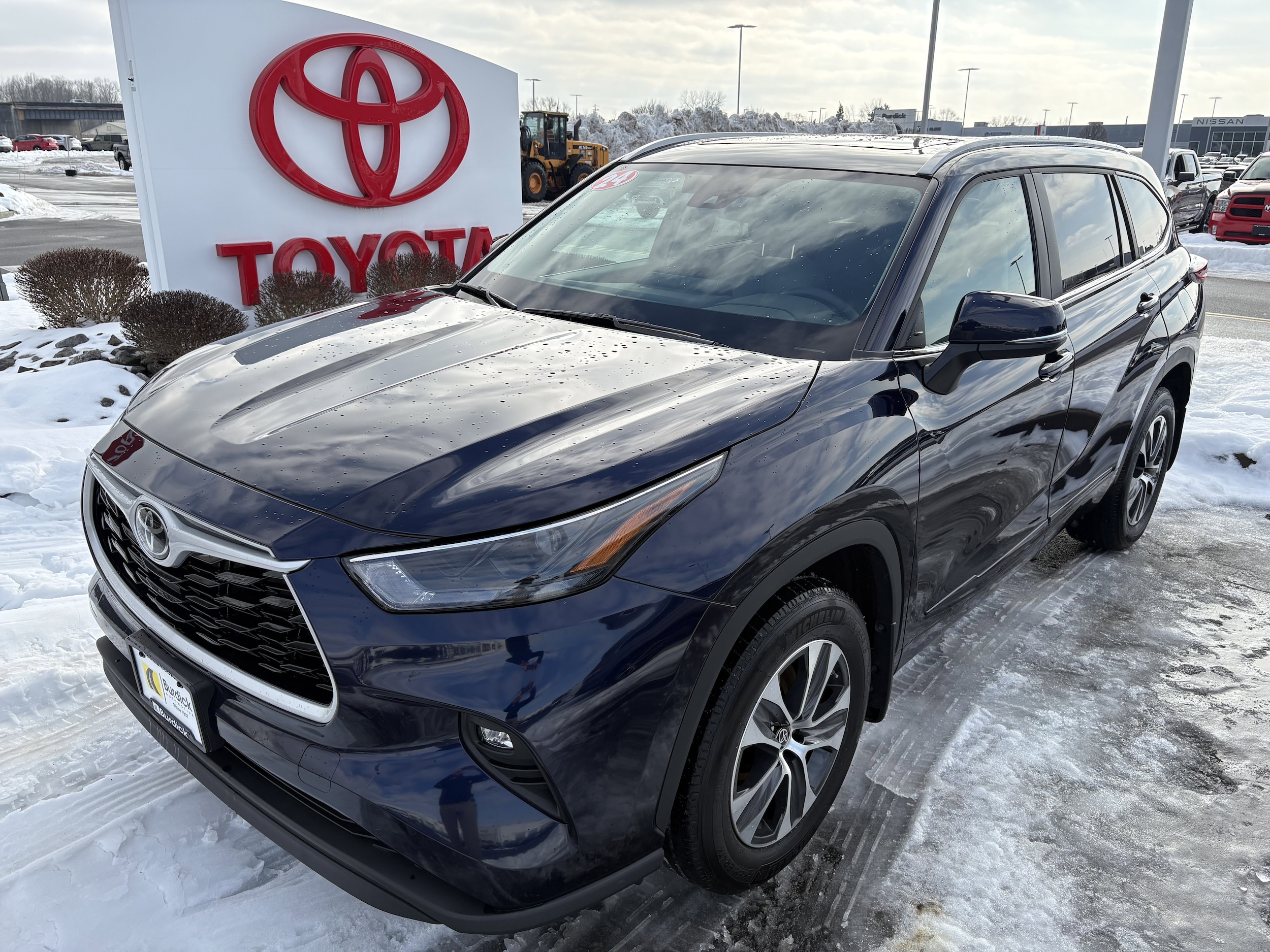 2024 Toyota Highlander XLE's photo