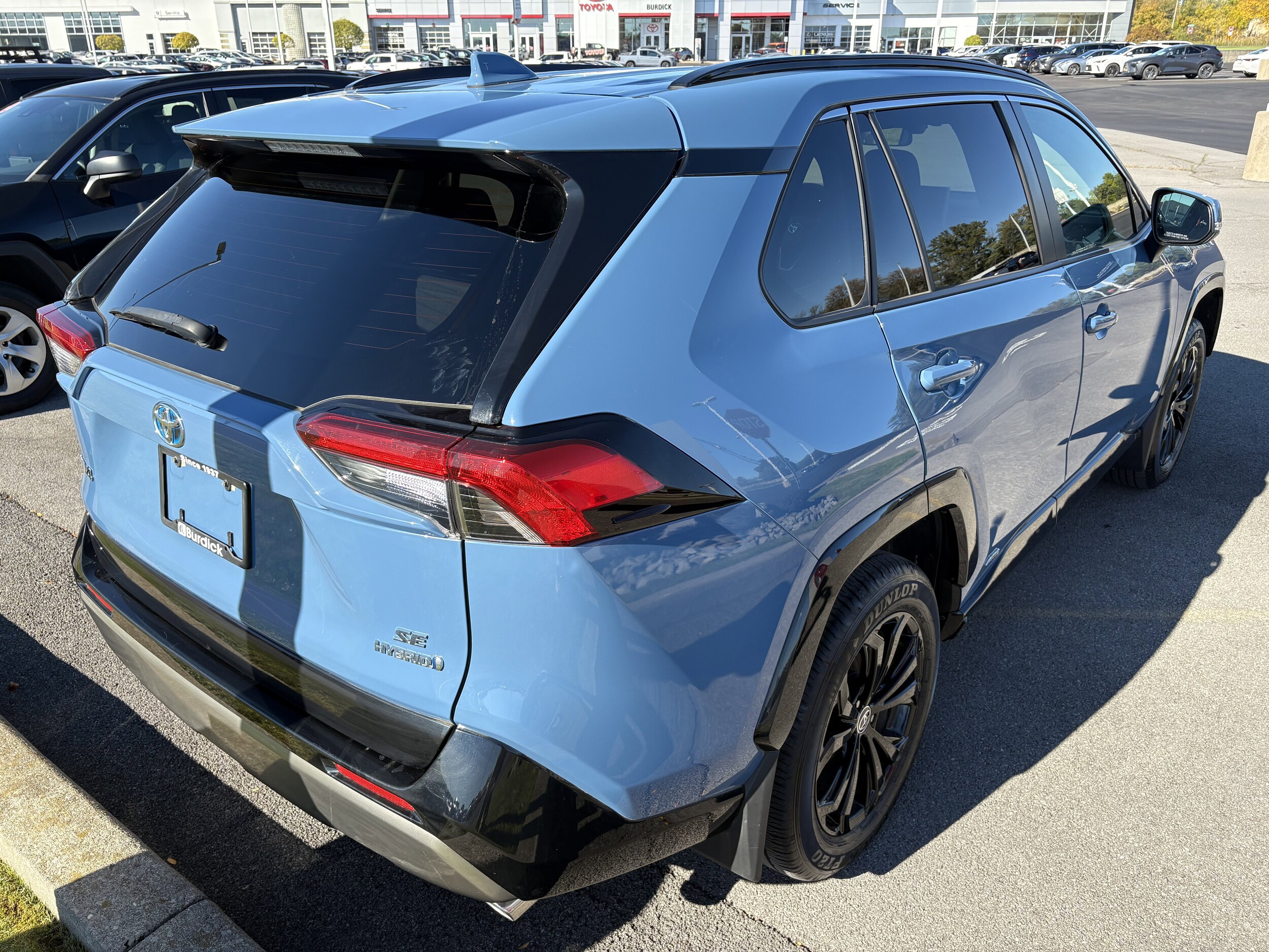 2022 Toyota RAV4 Hybrid SE photo 2