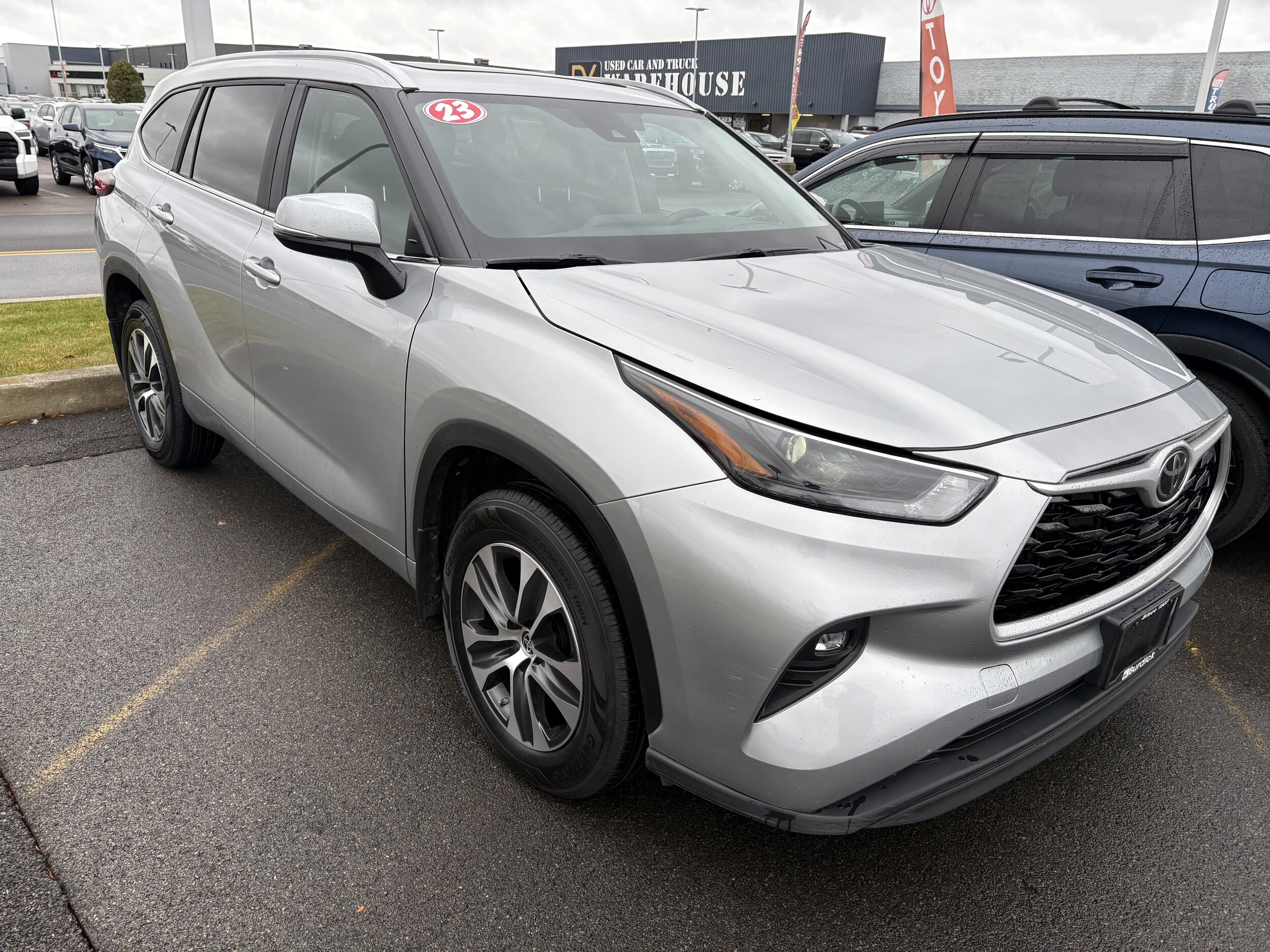 2023 Toyota Highlander XLE photo 2