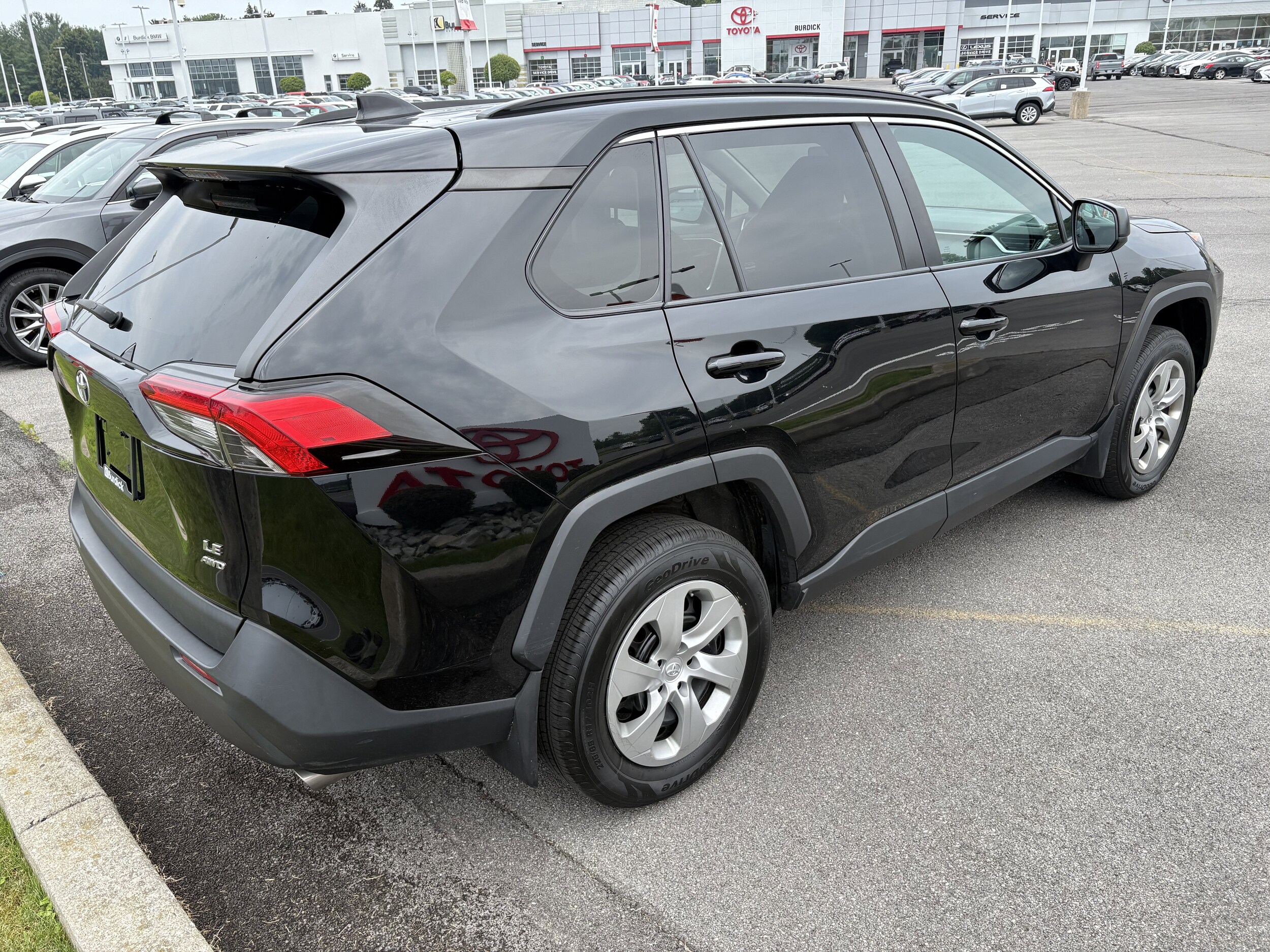 2021 Toyota RAV4 LE photo 3