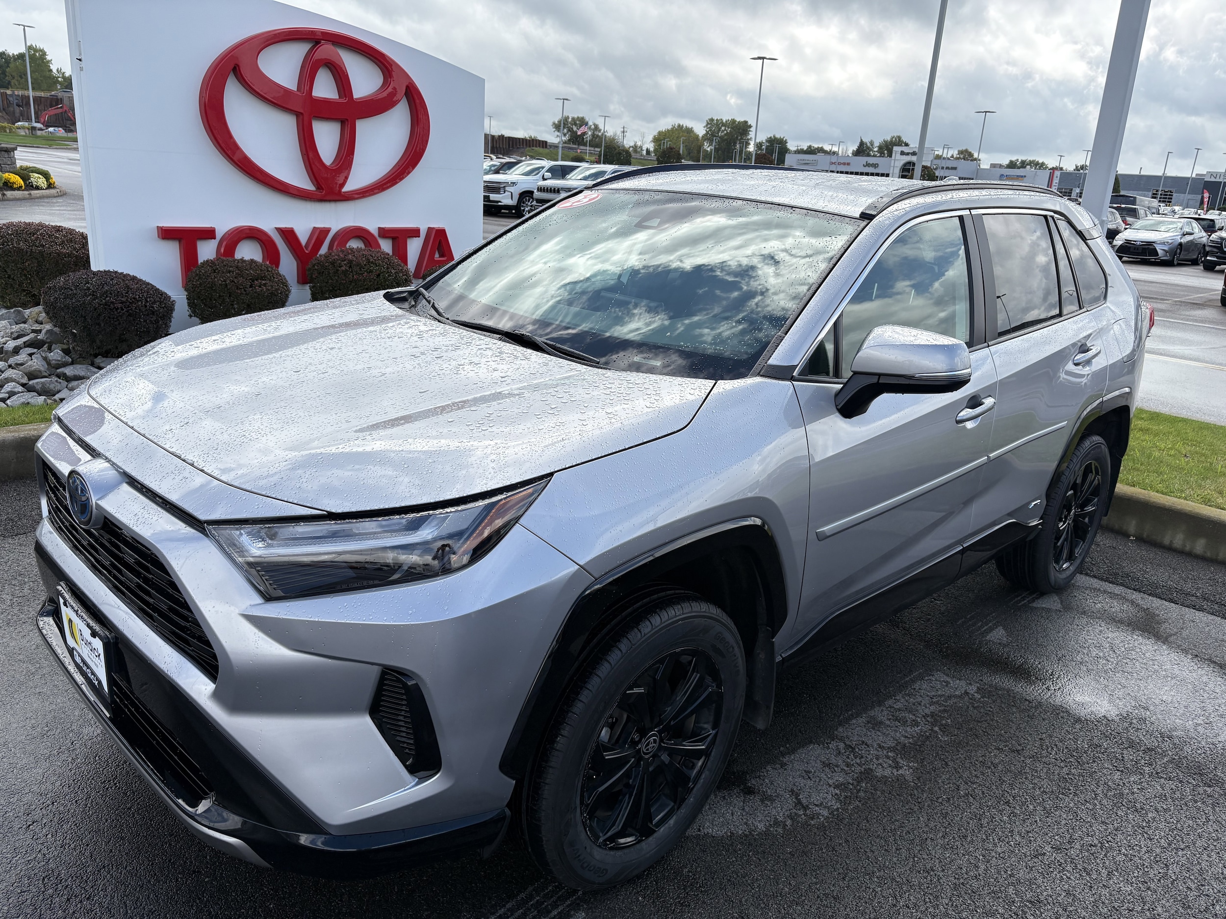 2023 Toyota RAV4 SE's photo