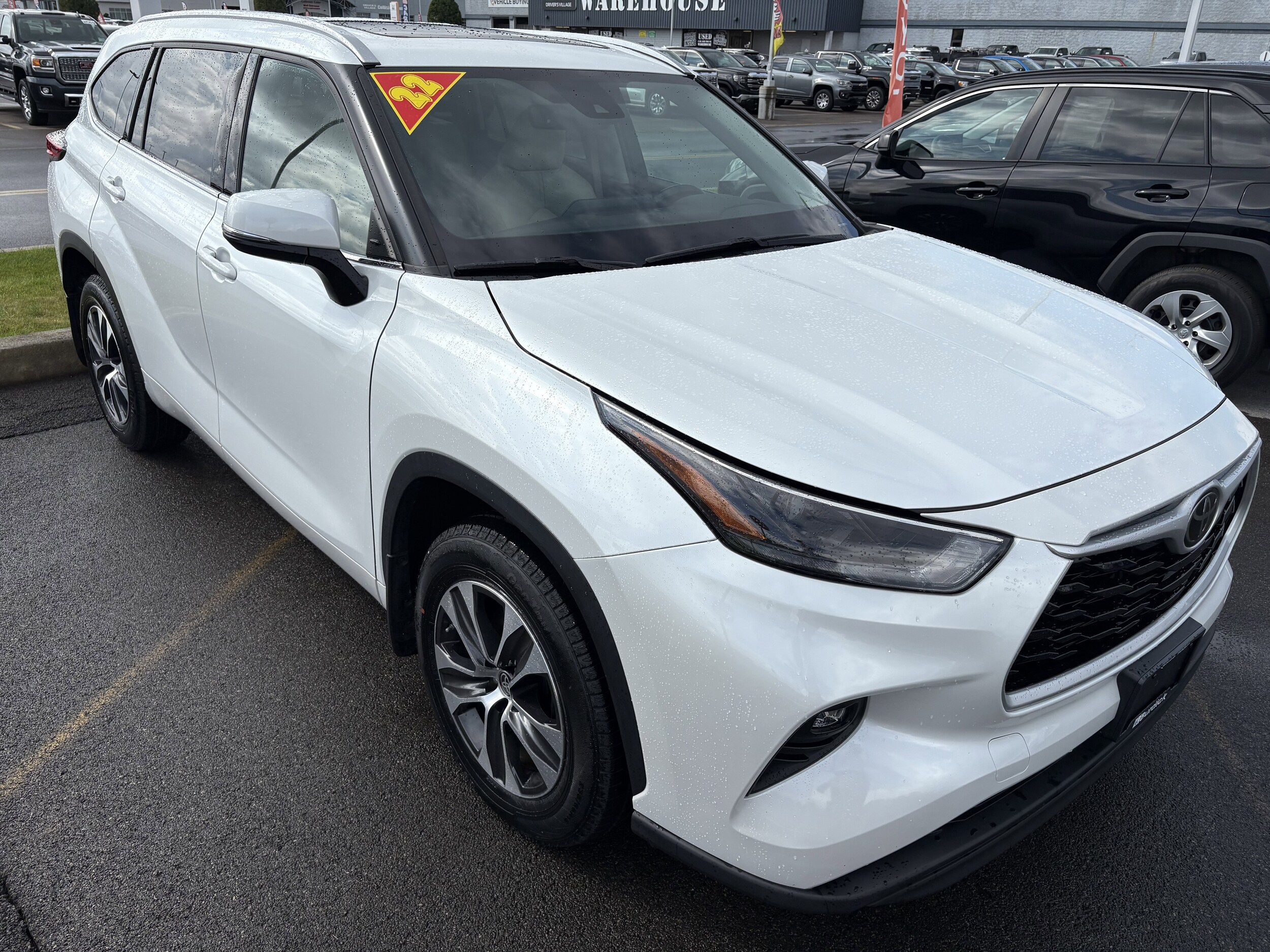 2022 Toyota Highlander XLE photo 2