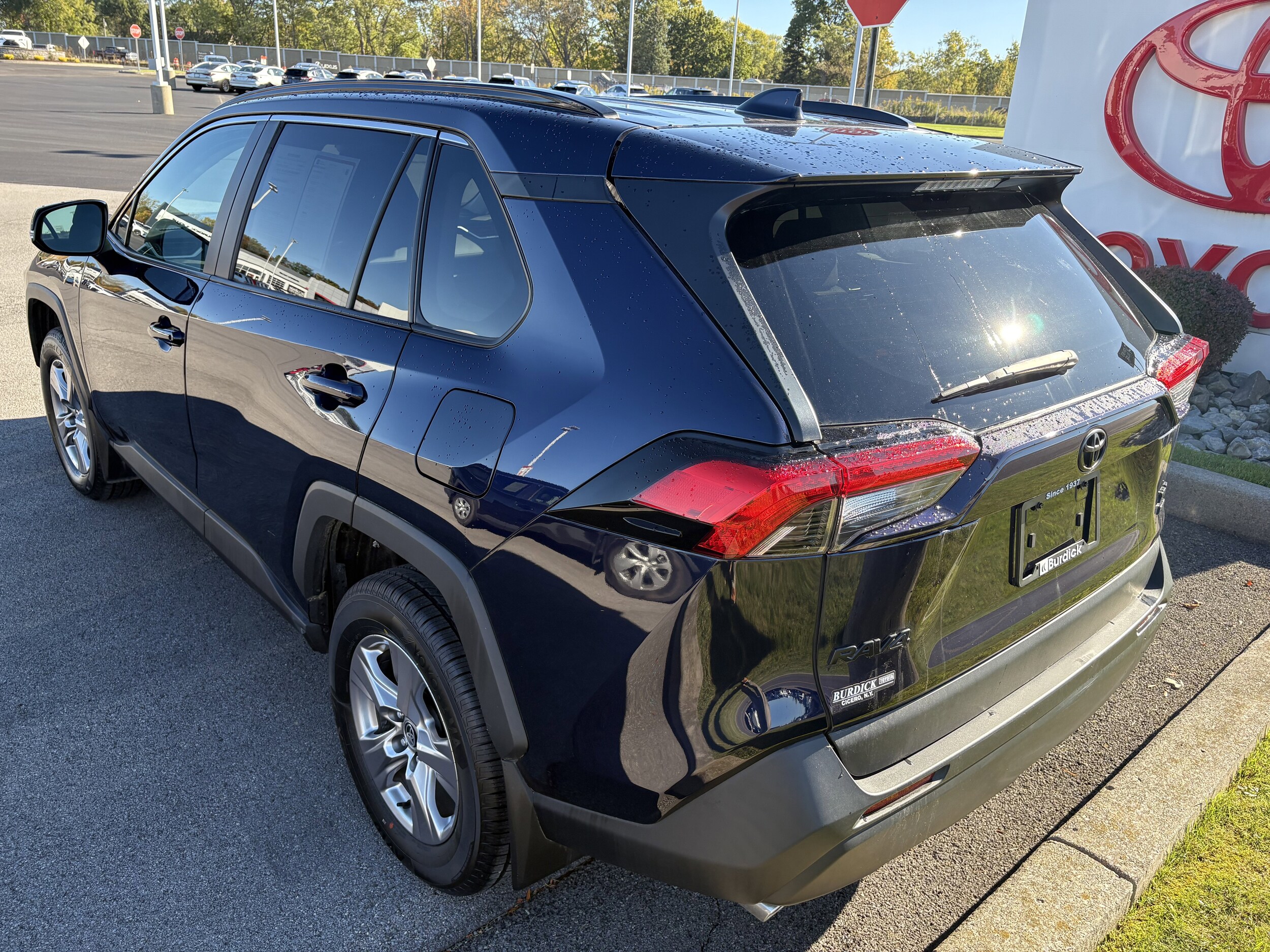 2022 Toyota RAV4 XLE photo 3