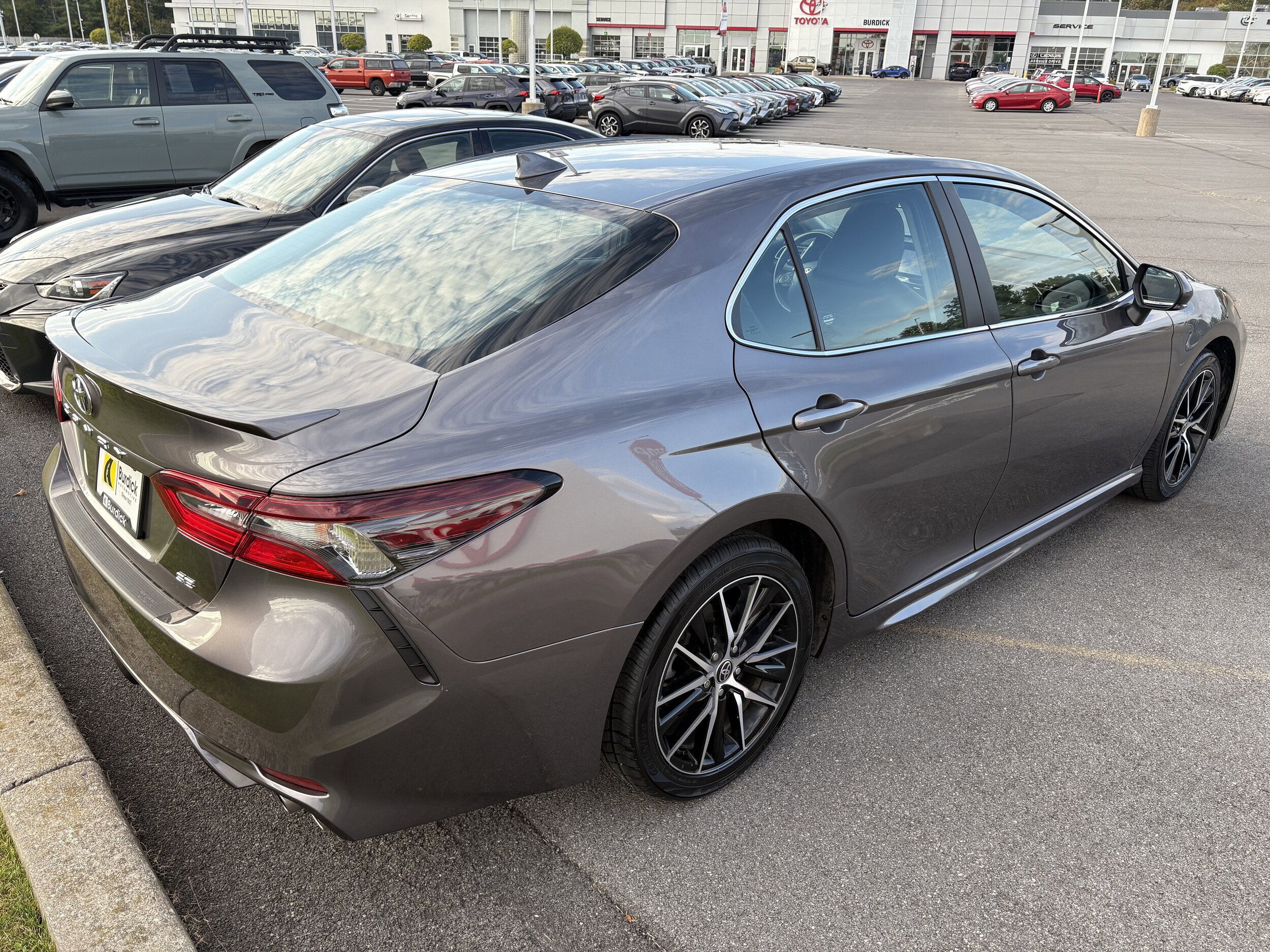 2023 Toyota Camry SE photo 3