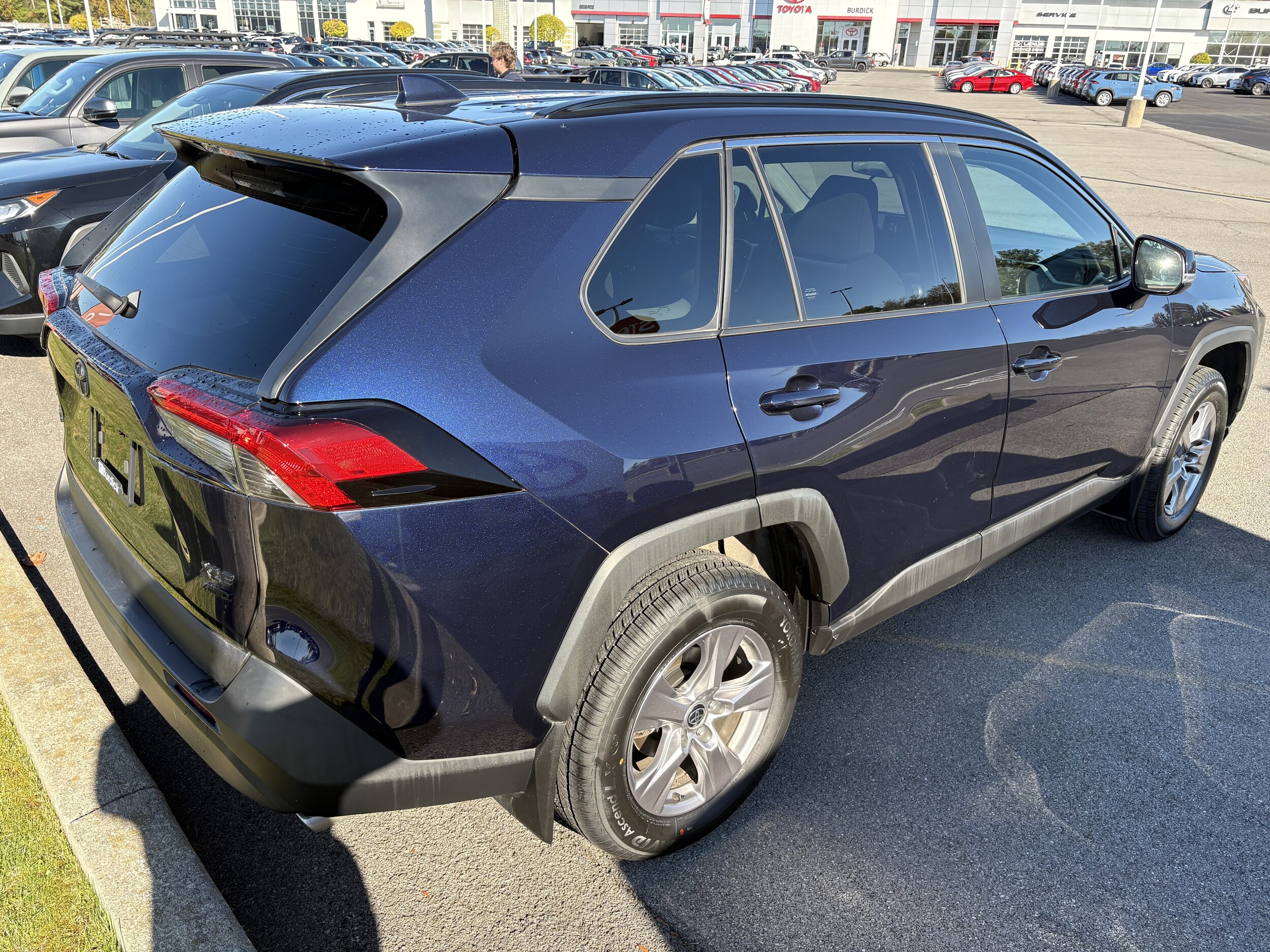 2022 Toyota RAV4 XLE photo 2