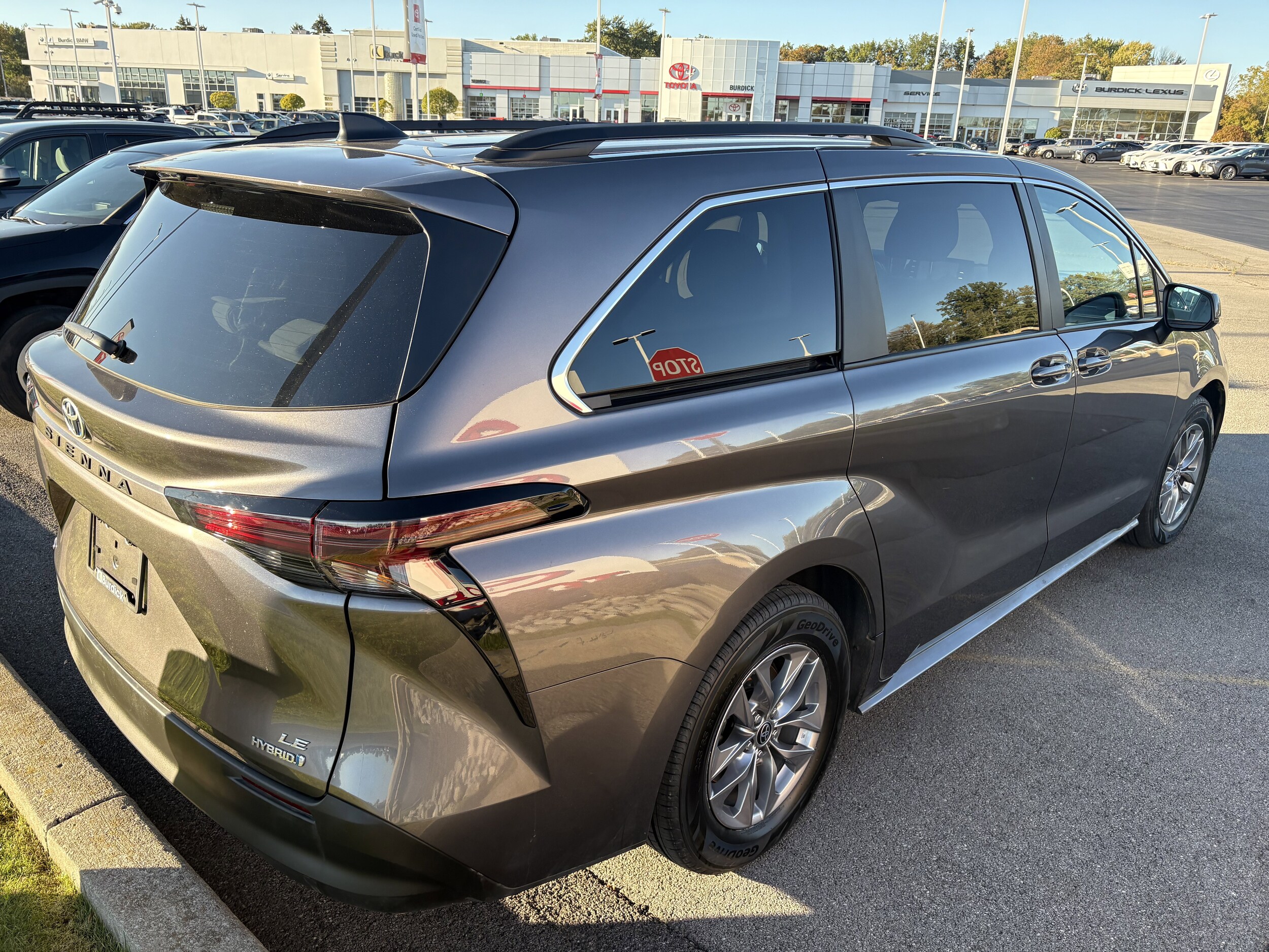 2023 Toyota Sienna LE photo 3