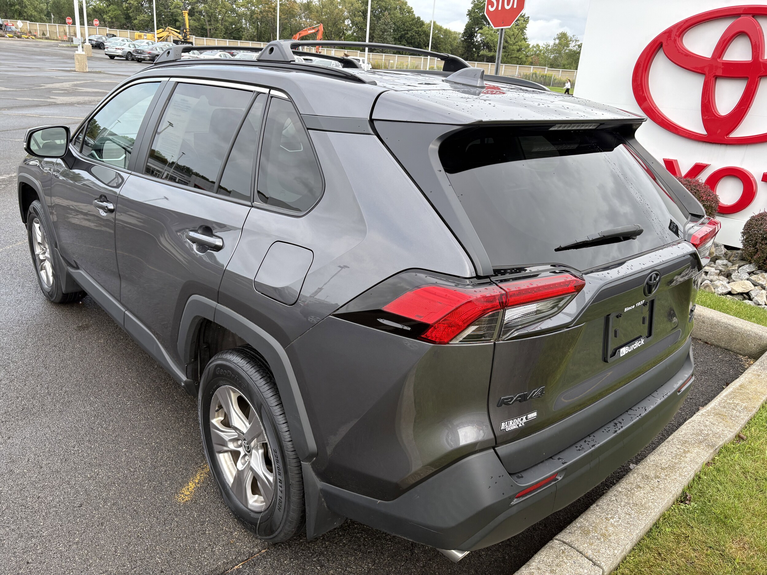 2022 Toyota RAV4 XLE photo 4