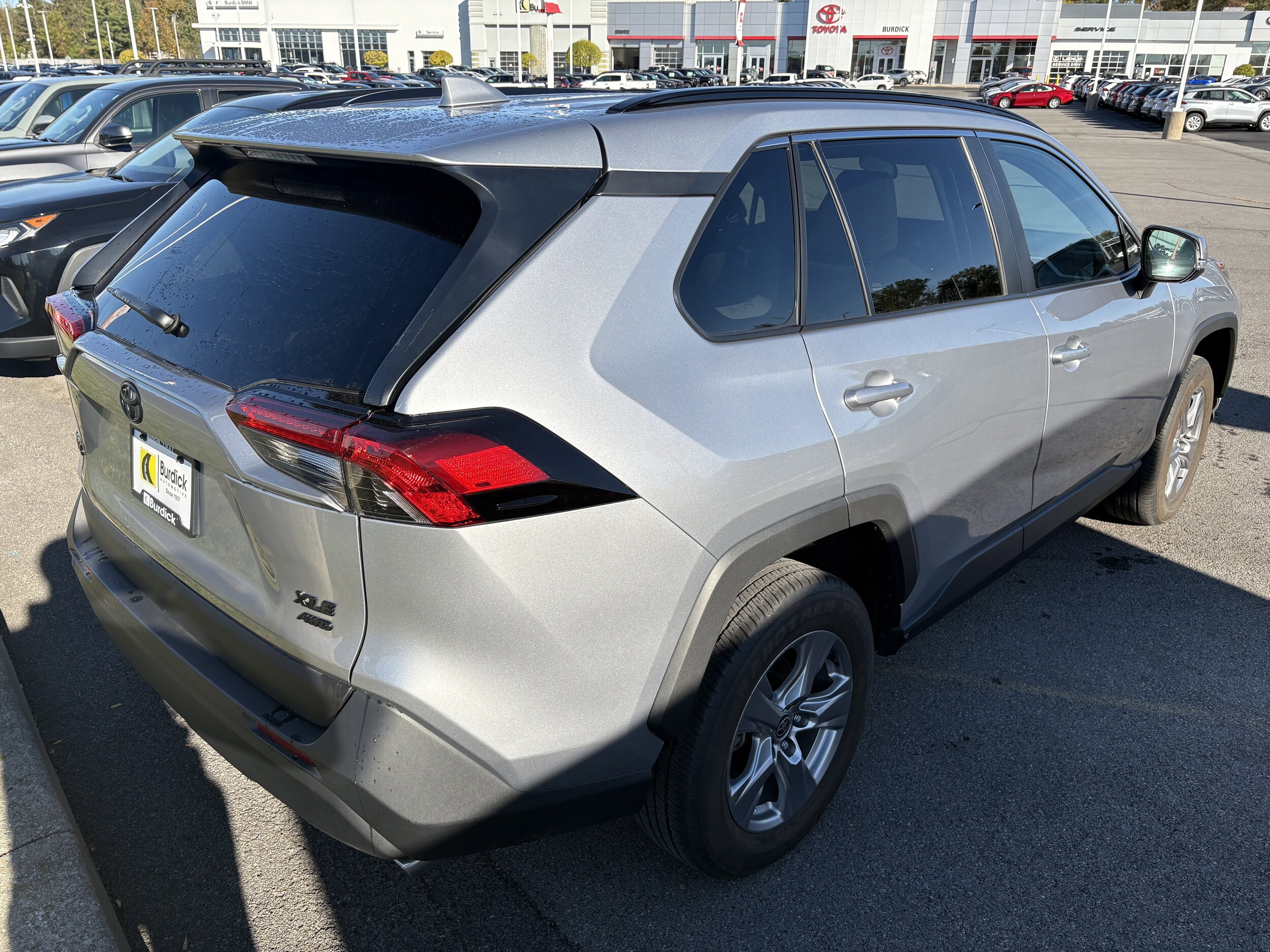 2022 Toyota RAV4 XLE photo 2