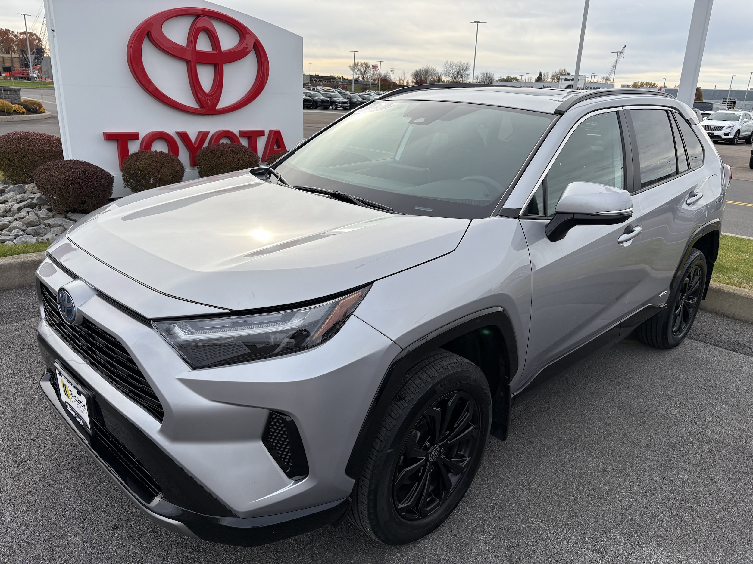 2022 Toyota RAV4 SE's photo