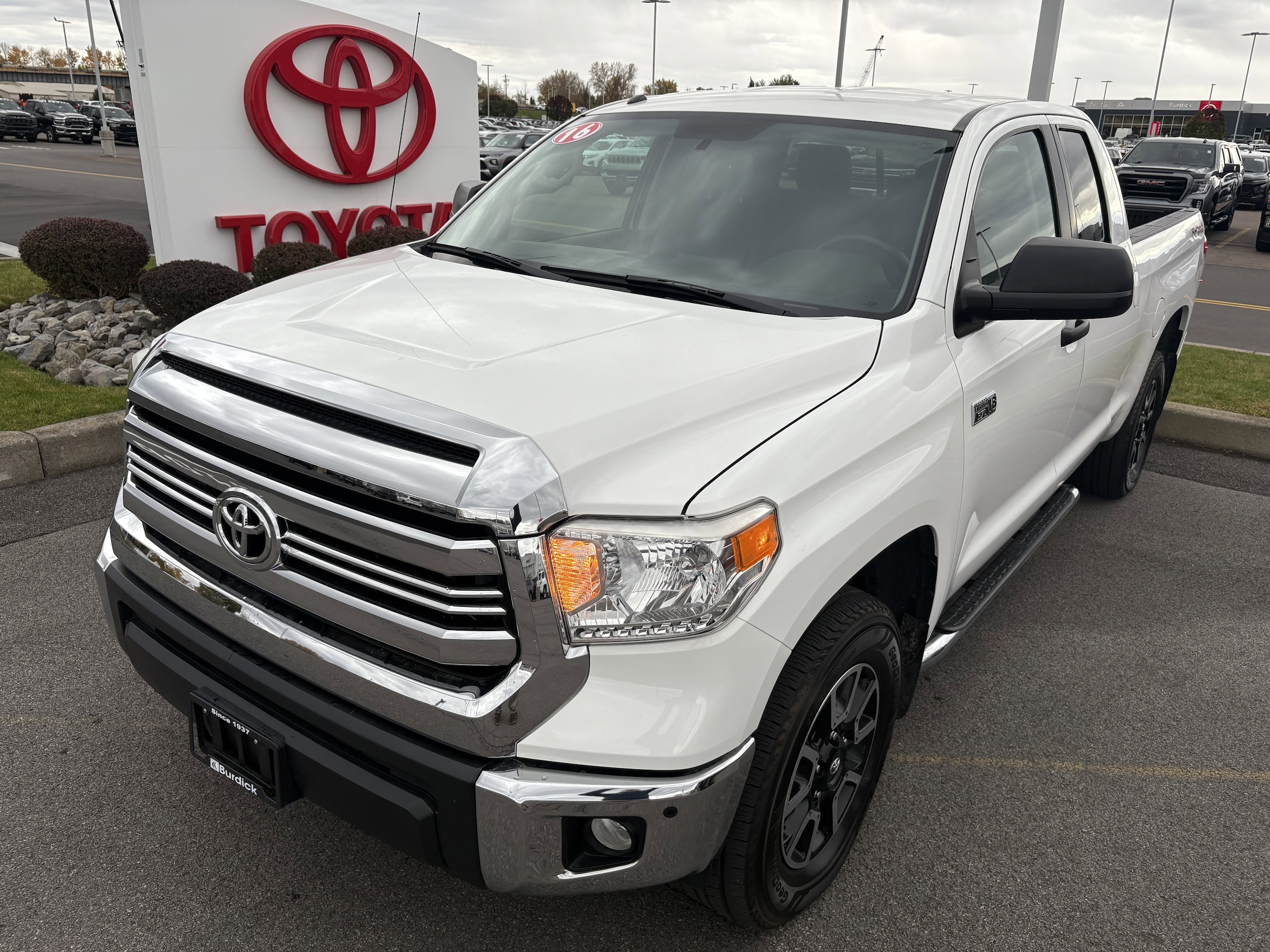 2016 Toyota Tundra SR5's photo