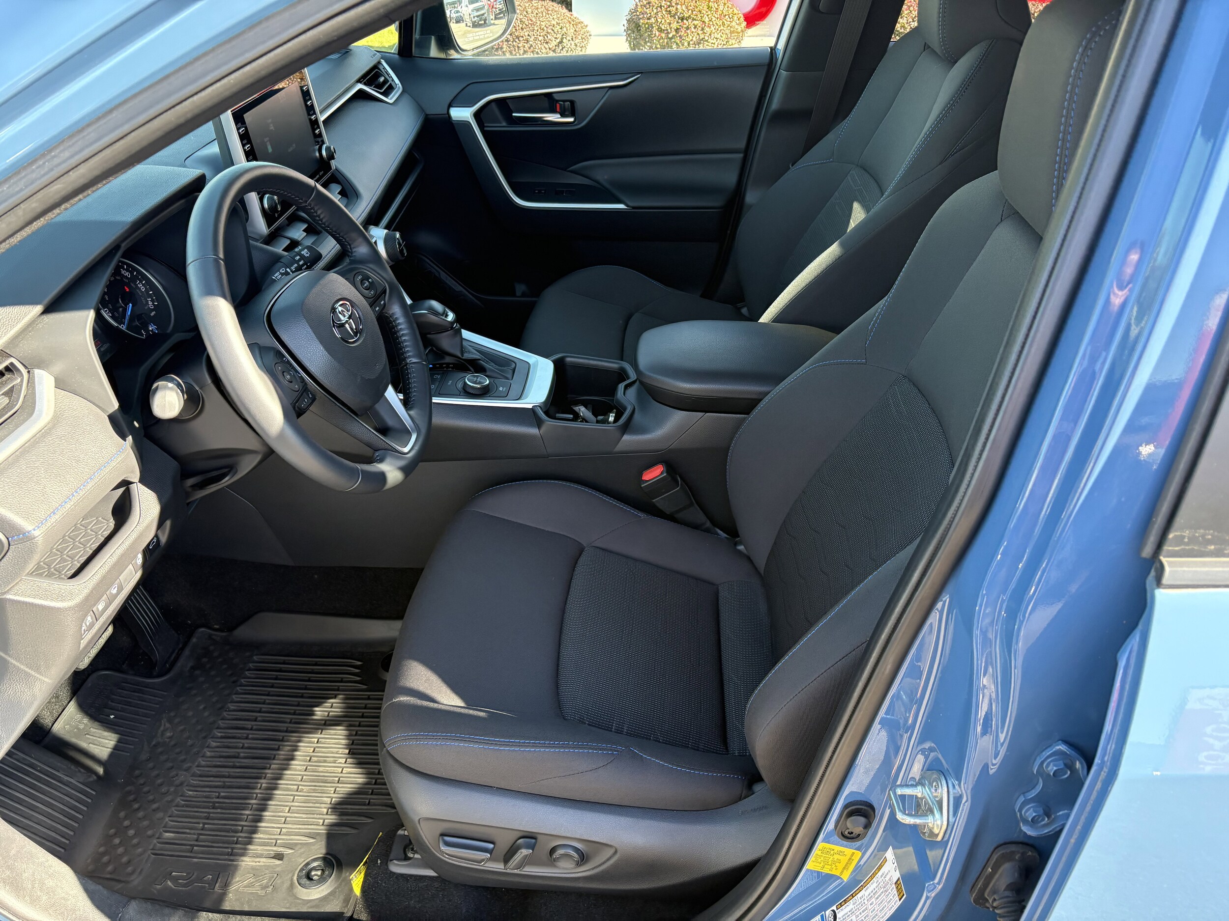 2022 Toyota RAV4 Hybrid SE photo 3