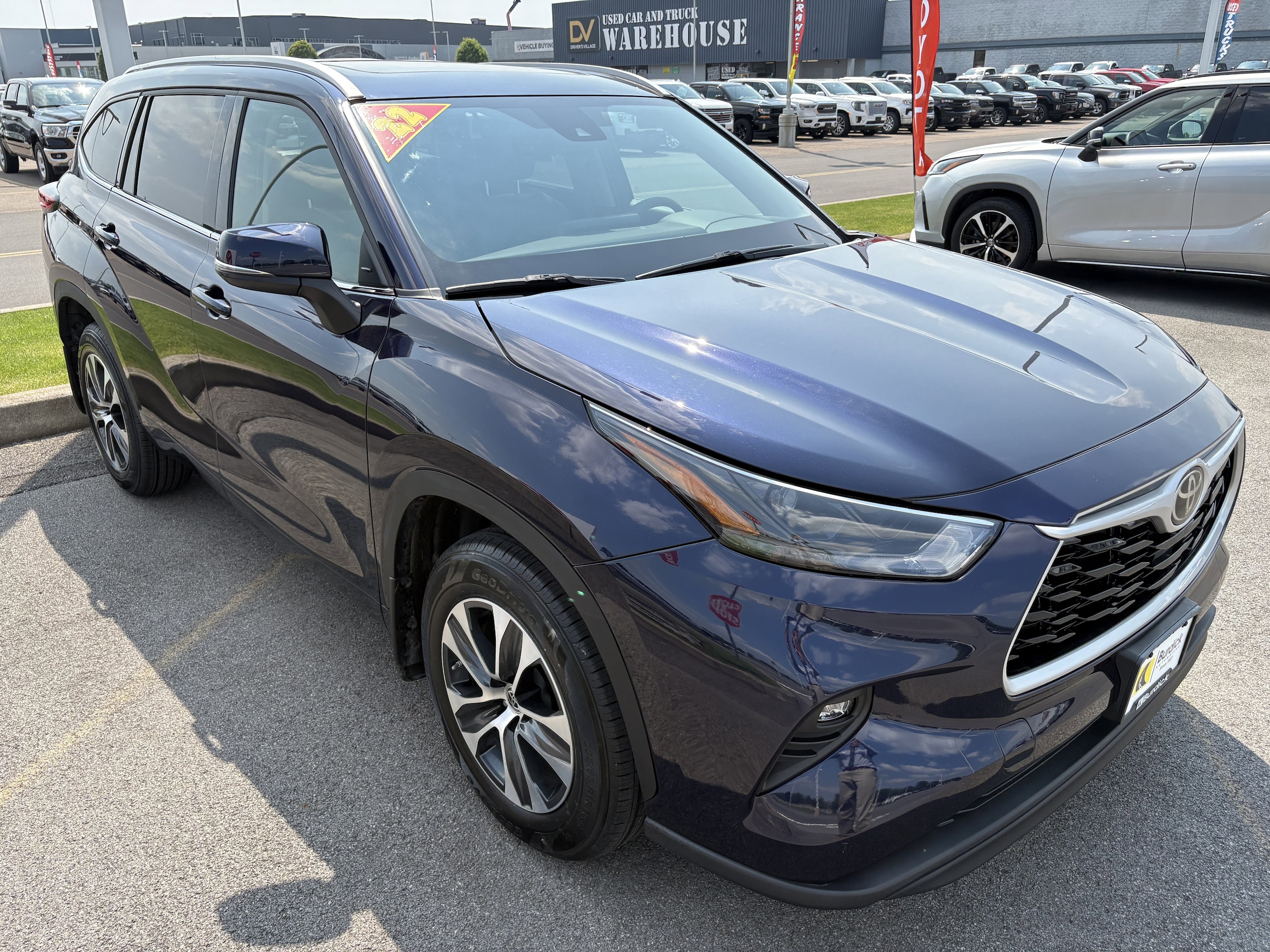 Used 2022 Toyota Highlander XLE with VIN 5TDGZRBH6NS580659 for sale in Cicero, NY