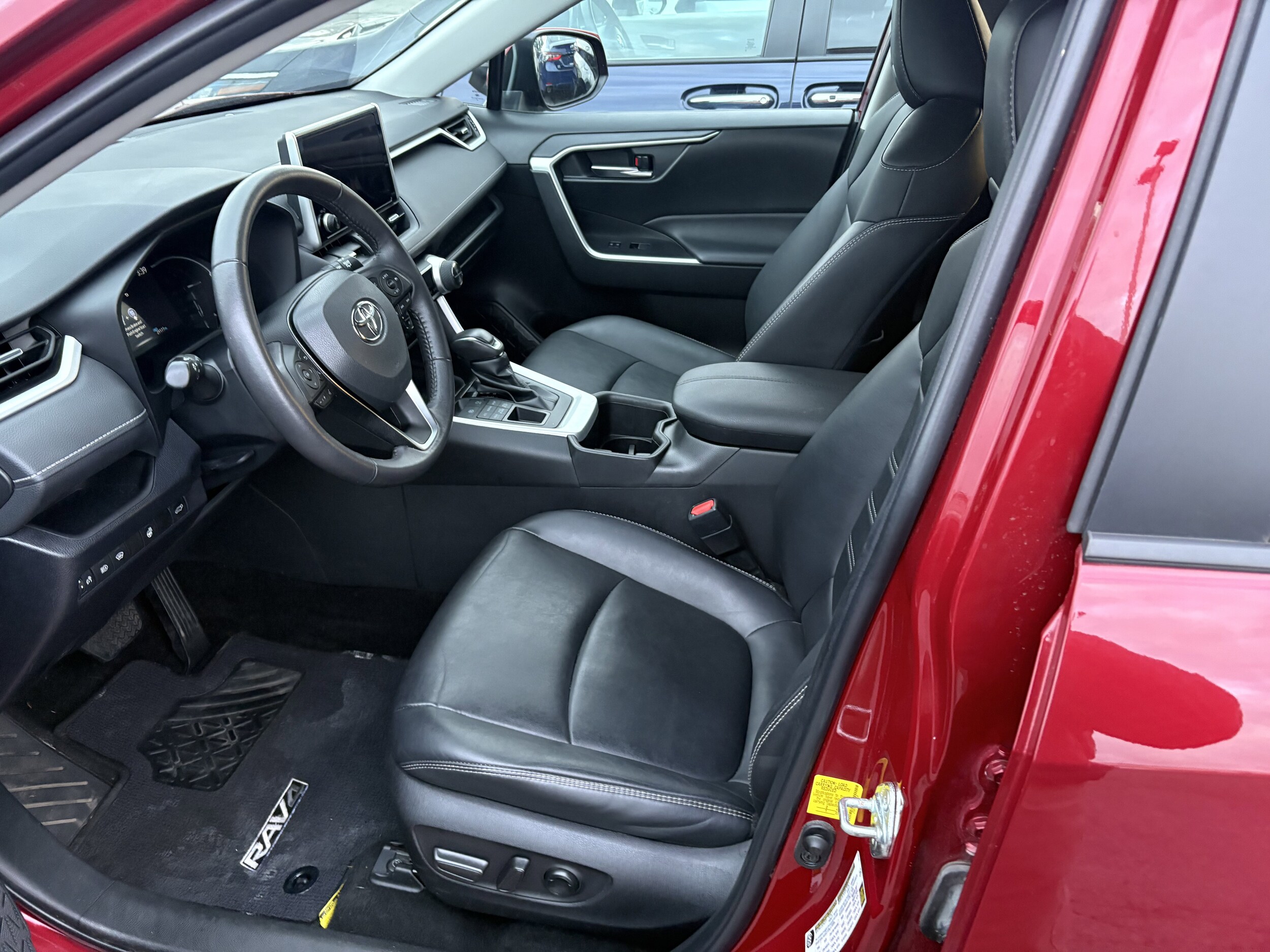 2023 Toyota RAV4 XLE Premium photo 3