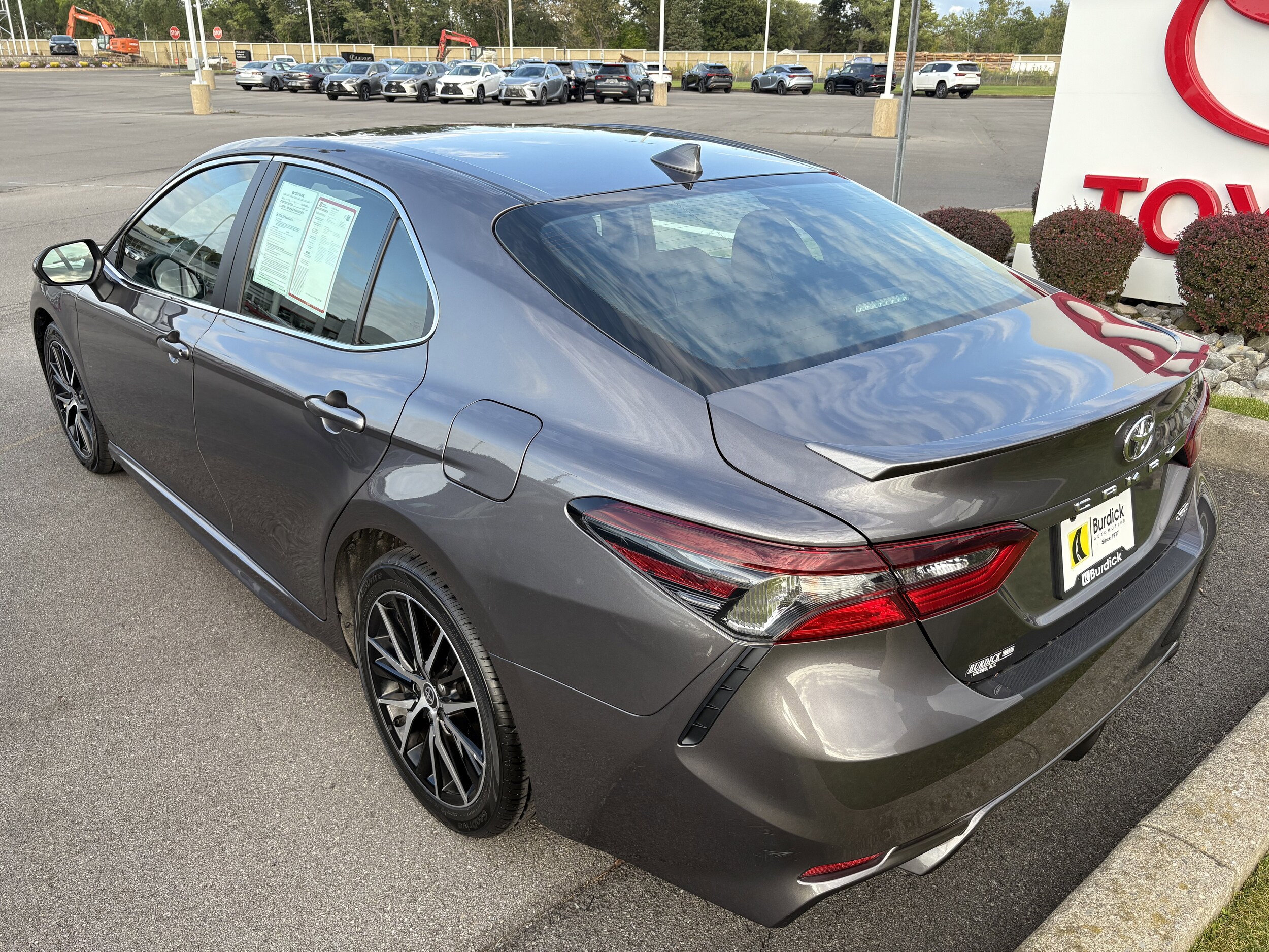 2023 Toyota Camry SE photo 4