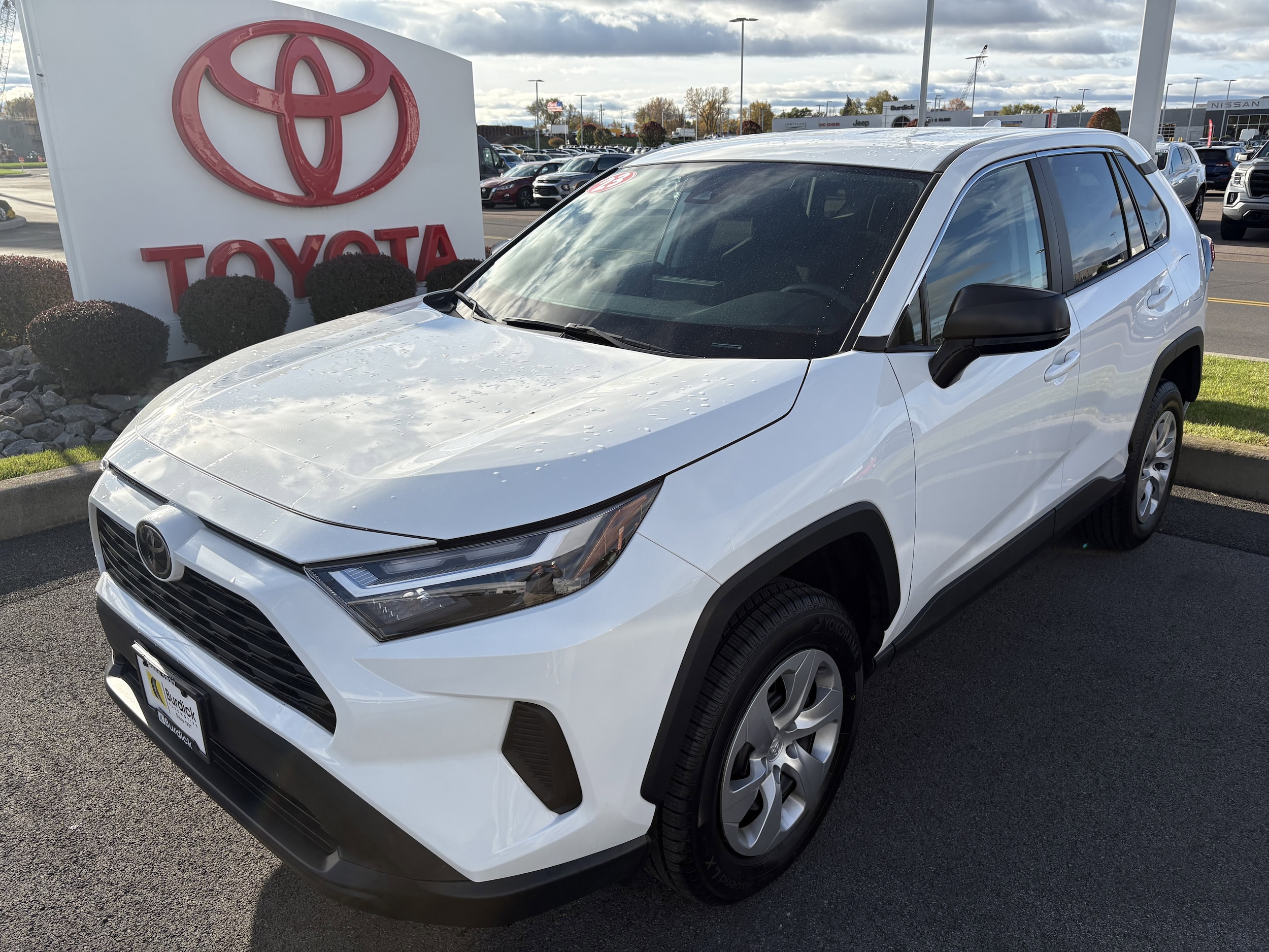 2023 Toyota RAV4 LE's photo