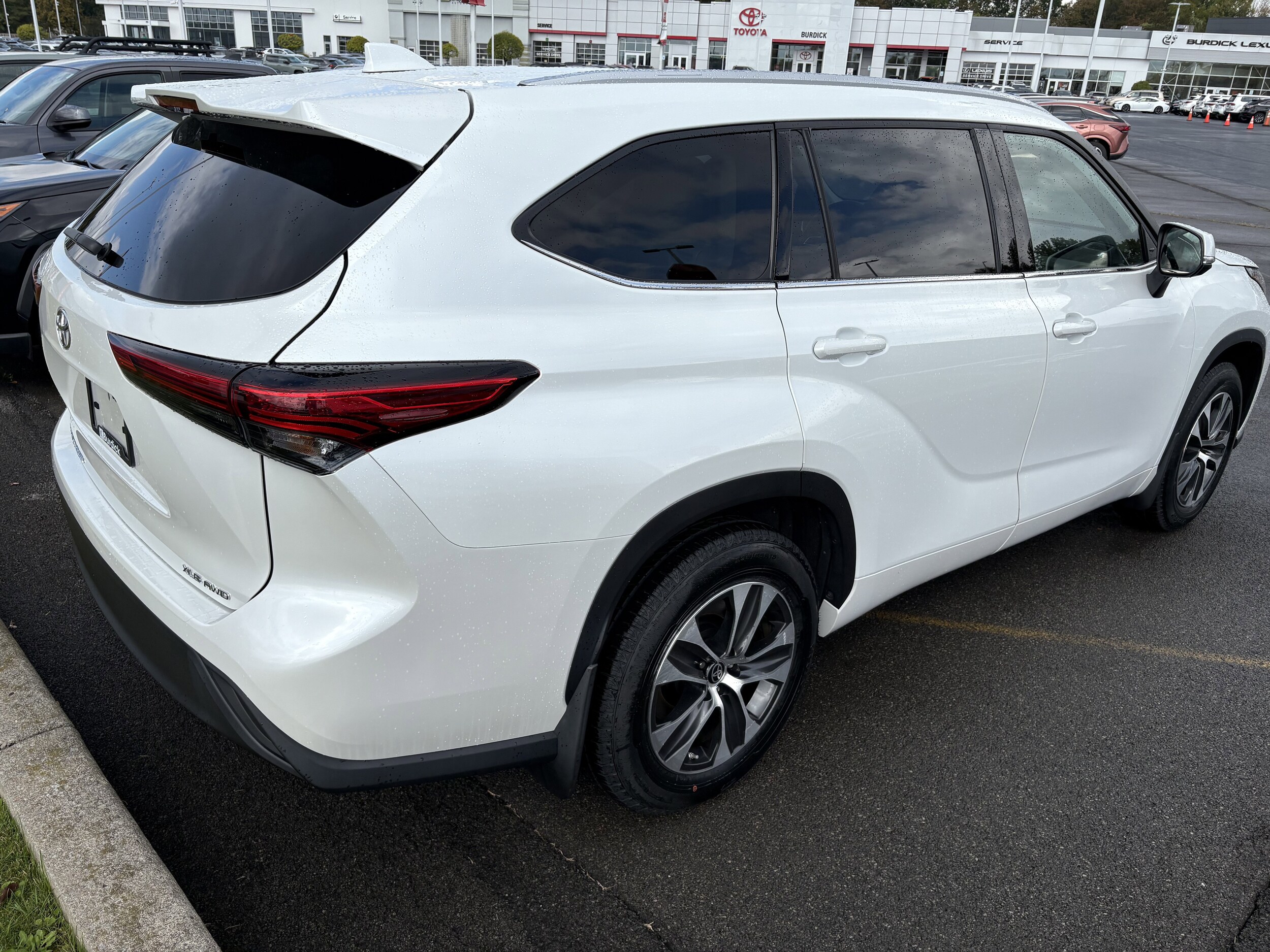 2022 Toyota Highlander XLE photo 3
