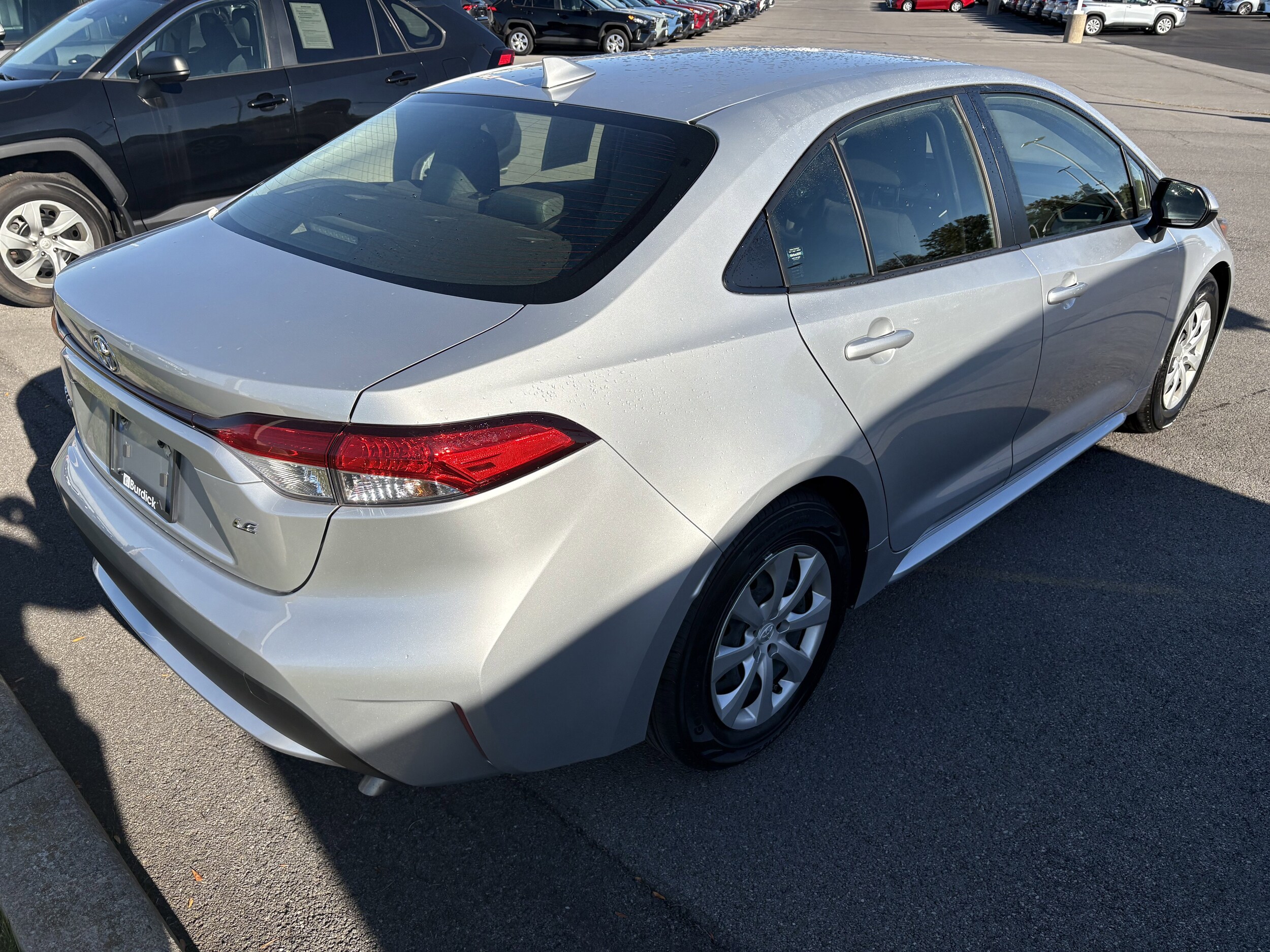 2022 Toyota Corolla LE photo 3