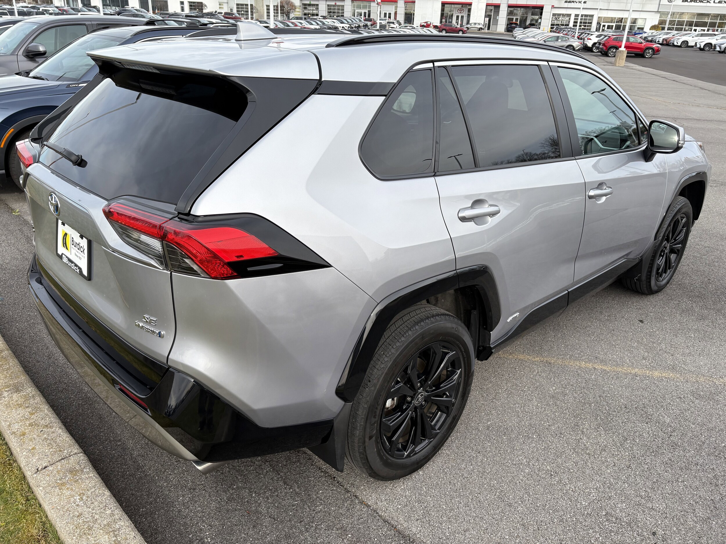 2022 Toyota RAV4 Hybrid SE photo 4