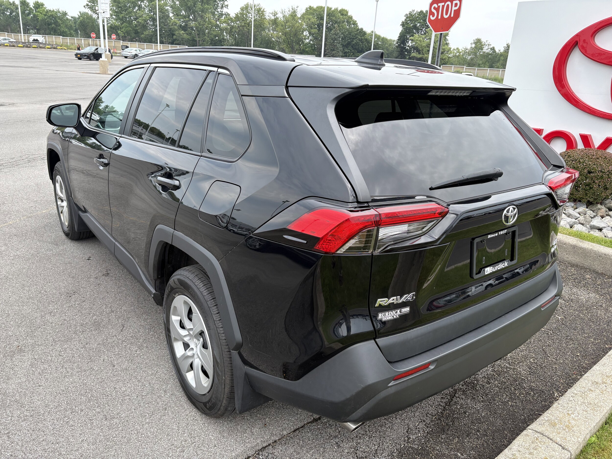 2021 Toyota RAV4 LE photo 4