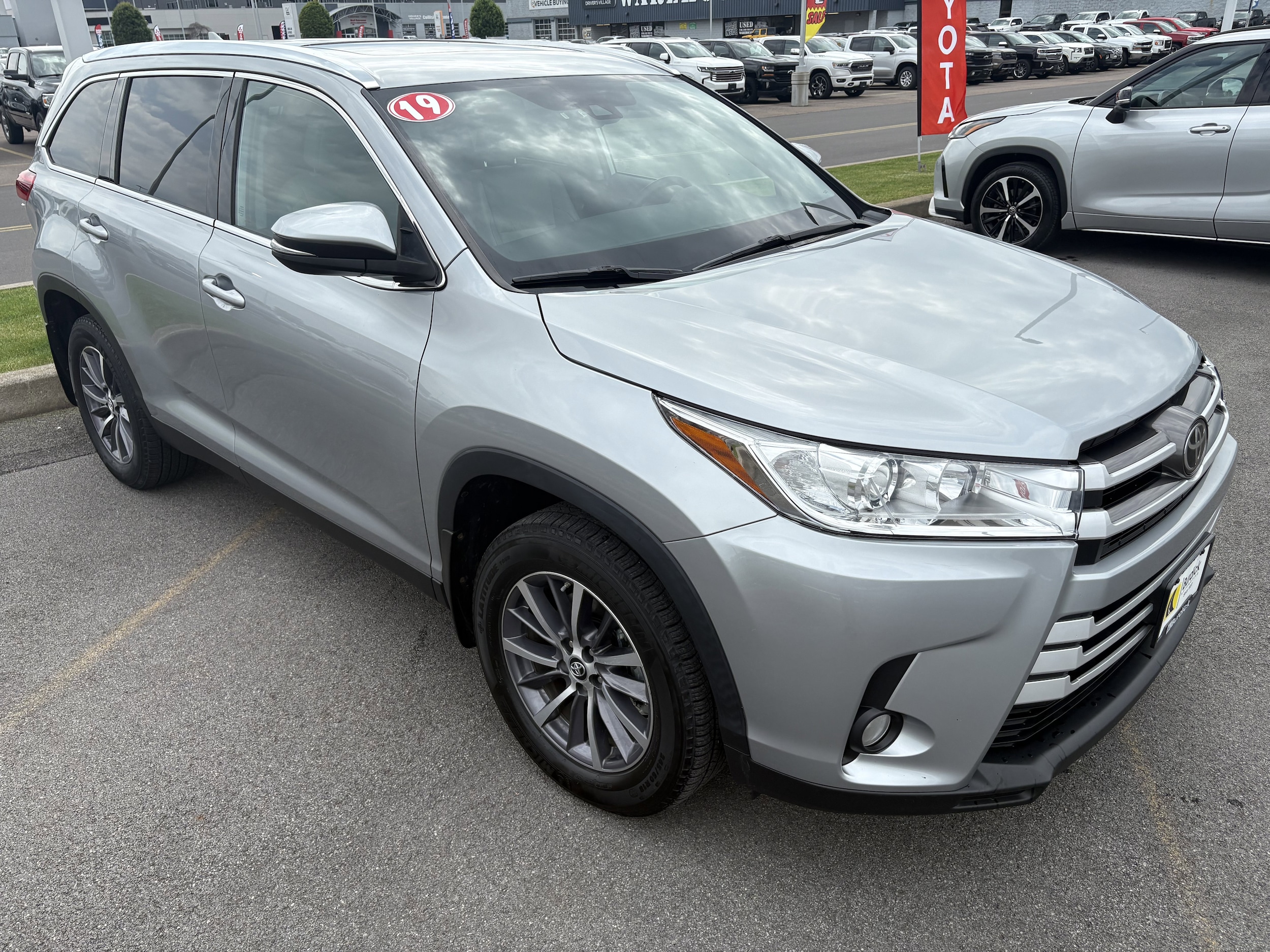Used 2019 Toyota Highlander XLE with VIN 5TDJZRFH3KS716712 for sale in Cicero, NY