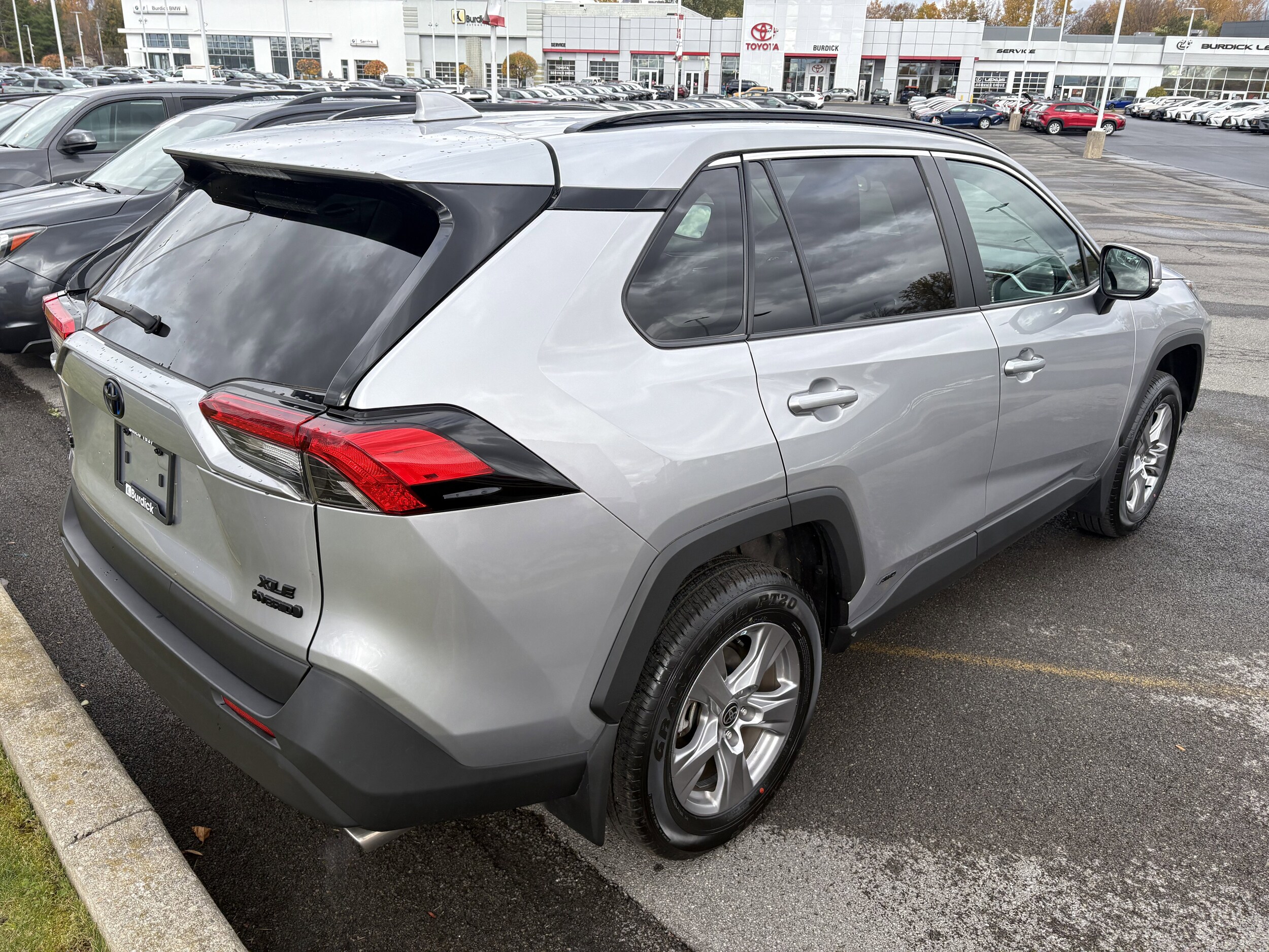 2022 Toyota RAV4 Hybrid XLE photo 4