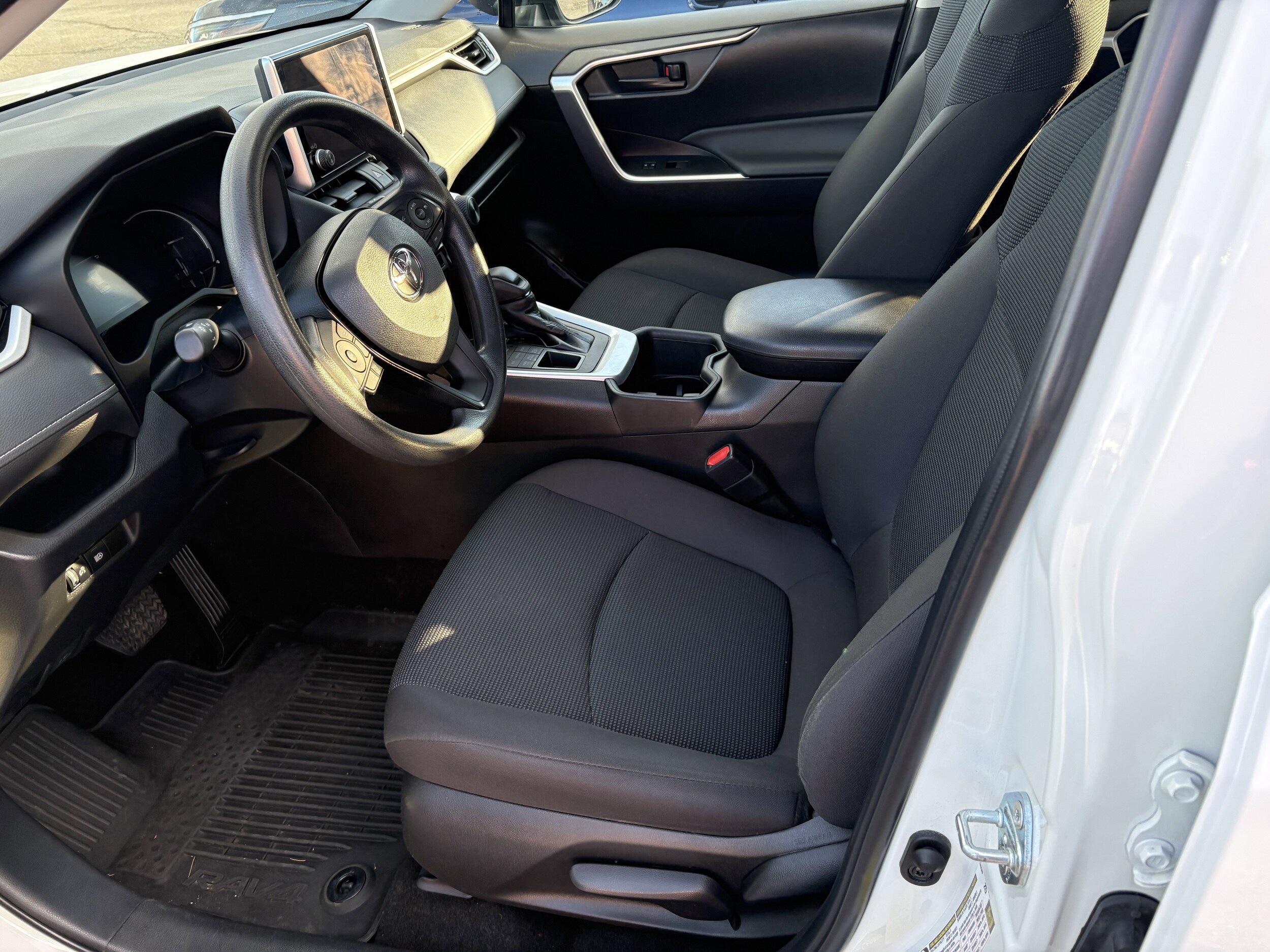 2023 Toyota RAV4 LE photo 3