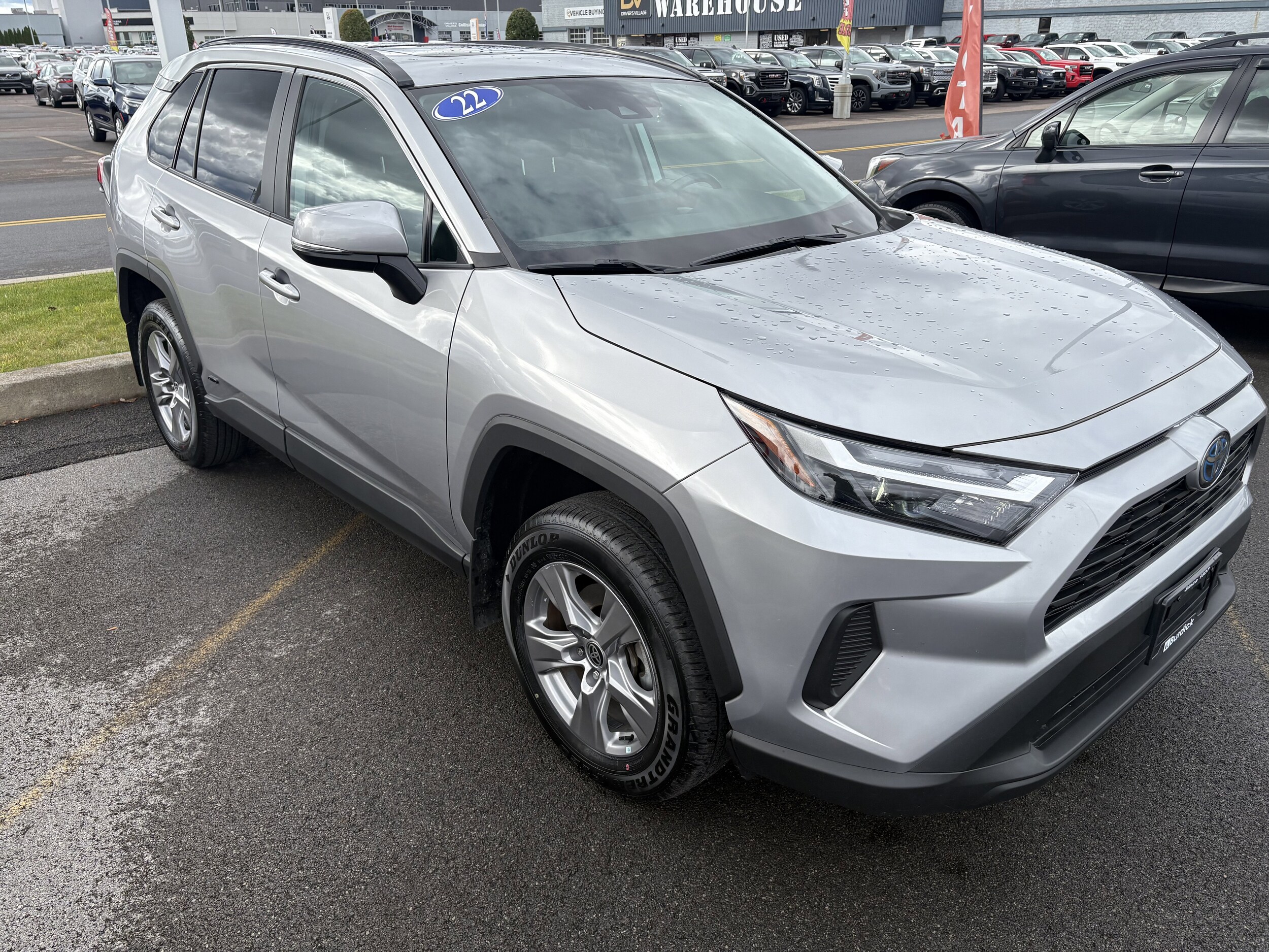 2022 Toyota RAV4 Hybrid XLE photo 2