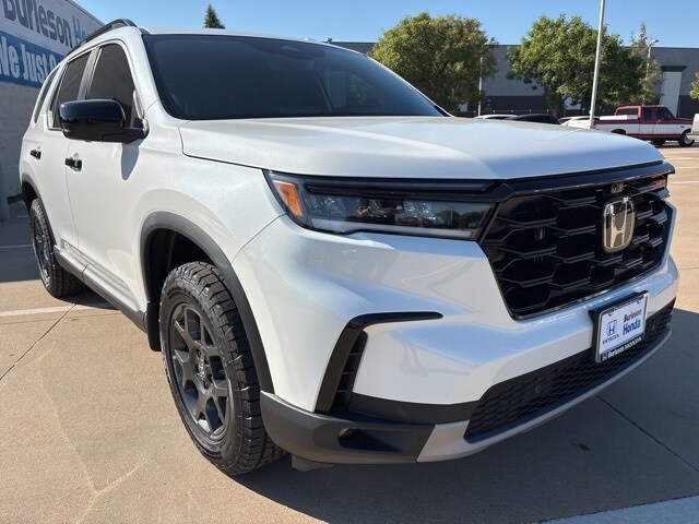 2025 Honda Pilot TrailSport photo 2