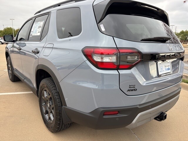 2025 Honda Pilot TrailSport photo 2