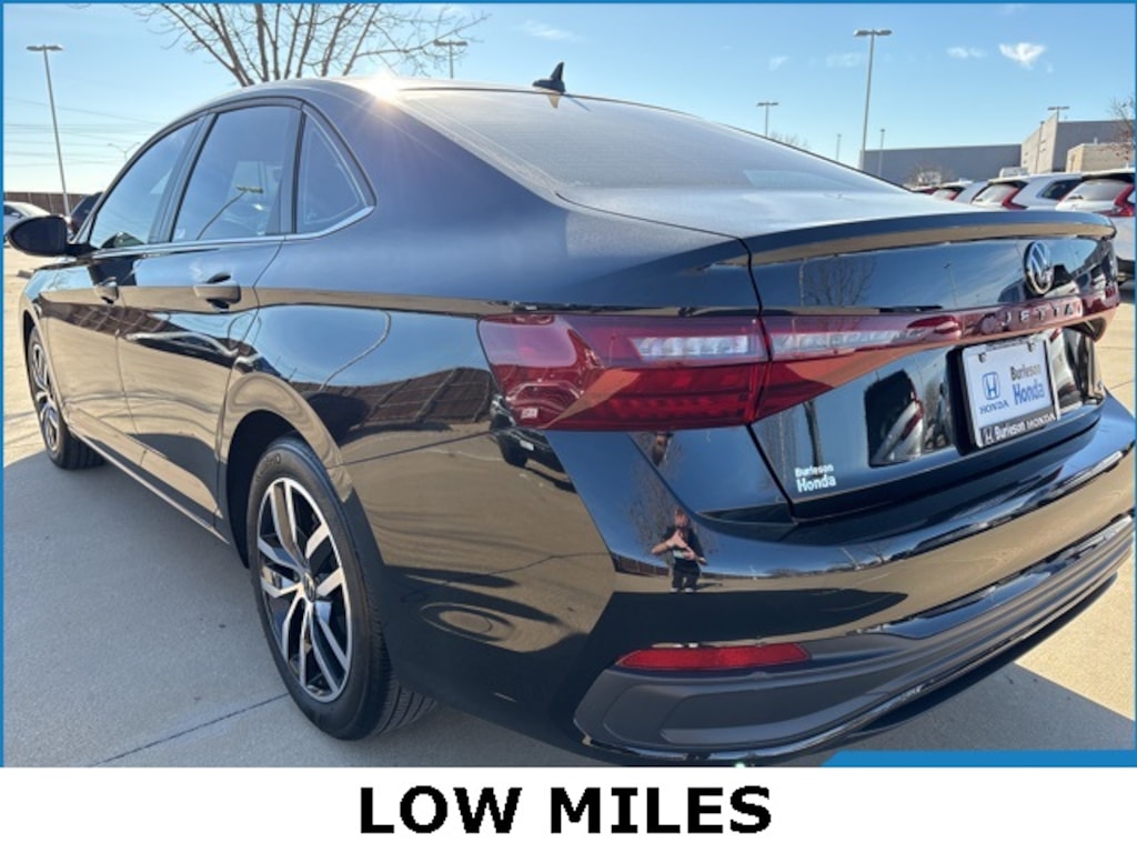 Used 2025 Volkswagen Jetta 1.5T SE Sedan