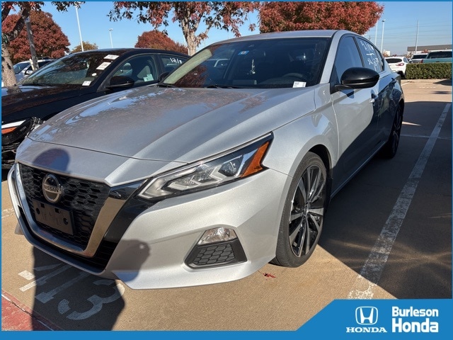 2022 Nissan Altima SR's photo