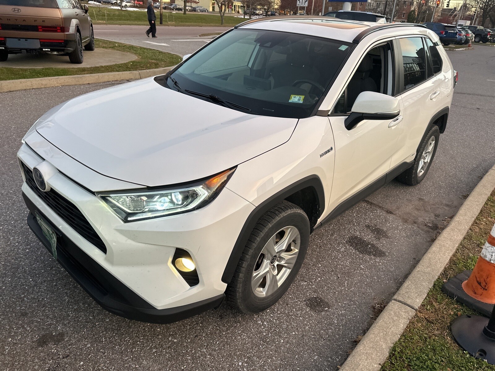 2021 Toyota RAV4 Hybrid XLE photo 2