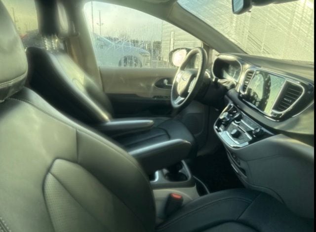 2024 Chrysler Pacifica Touring L photo 4