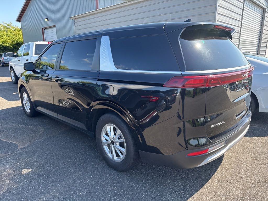 Used 2023 Kia Carnival LX Seat Package Minivan/Van