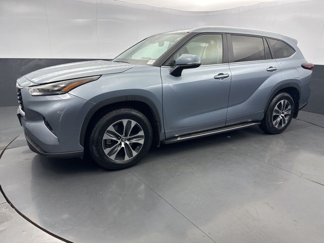 2024 Toyota Highlander LE photo 3