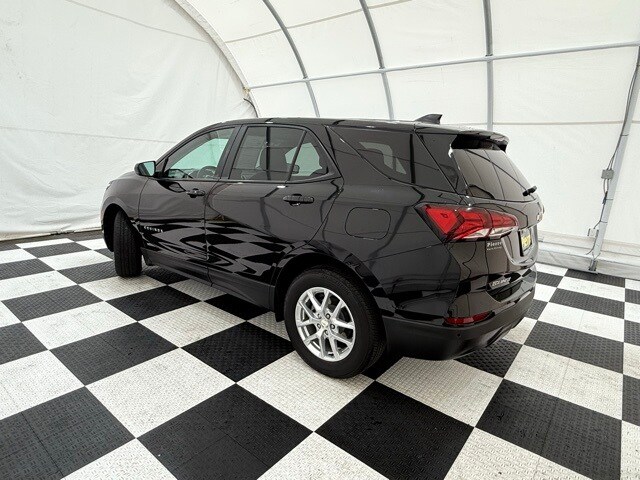 2022 Chevrolet Equinox LS photo 2